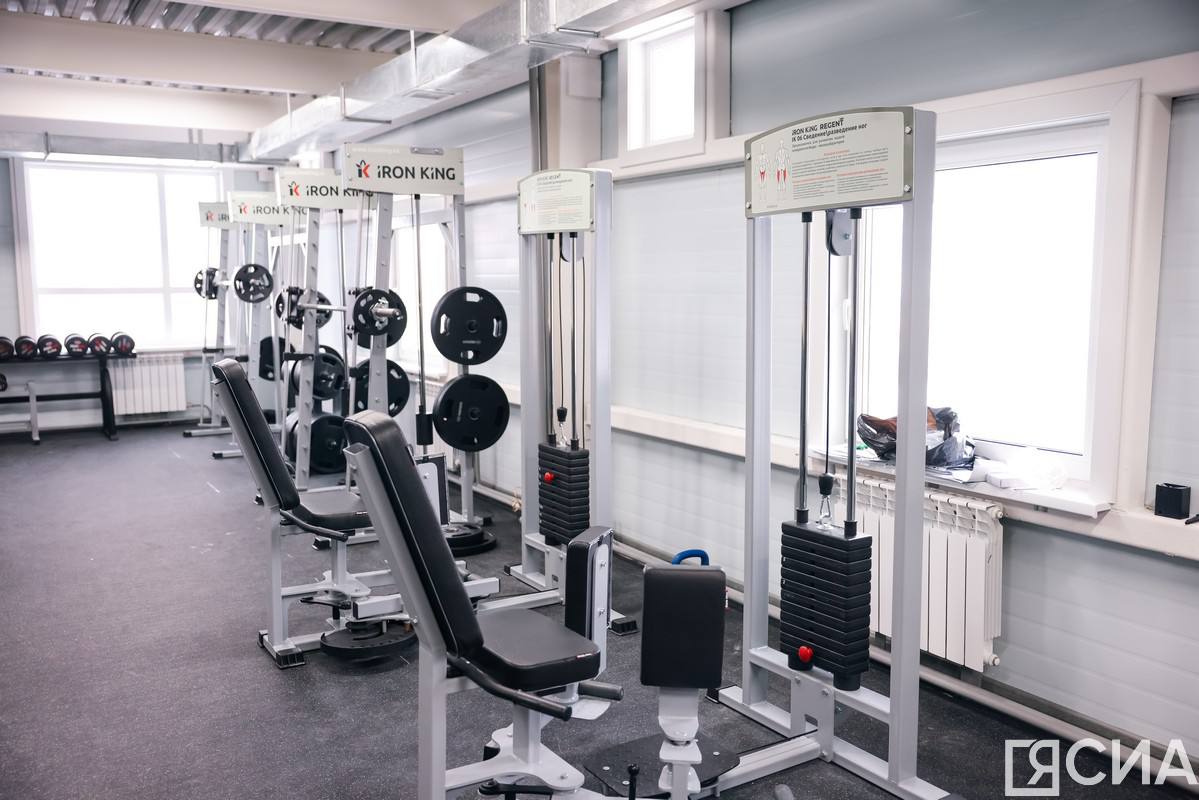 Свыше 60 жителей Якутии регулярно занимаются спортом Положительный эффект даёт то что в сёлах и городах появляются новые спортивные комплексы залы площадки комплекса Готов к труду и обороне Свыше 60 якутян систематически занимаются физической культурой и спортом Об этом в интервью ЯСИА рассказал министр по физической культуре и спорту Леонид Спиридонов Президент России Владимир Путин поставил перед нами задачу до 2030 года увеличить до 70 долю населения систематически занимающейся физической культурой и спортом Предварительно на сегодняшний день наша республика превысила показатель 60 Каждое муниципальное образование направляет нам статистику можно с уверенностью сказать что у нас идёт постепенный рост Положительный эффект даёт то что в сёлах и городах появляются новые спортивные комплексы залы площадки комплекса Готов к труду и обороне Даже сказывается улучшение дорог так как у нас большое количество велосипедистов бегунов Люди начали понимать что здоровый образ жизни физкультура и спорт влияют на активное долголетие производительность труда Также родители видят что современные дети не обременены как в наше время физическим трудом Часто школьники увлечены играми на компьютере и гаджетами Поэтому отцы и матери активно записывают детей в спортивные секции где они не только проявляют активность но и становятся дисциплинированными физически сильными здоровыми Это хорошая тенденция рассказал Леонид Спиридонов Все новости Яестьновость Обсудить Читайте нас в MAX