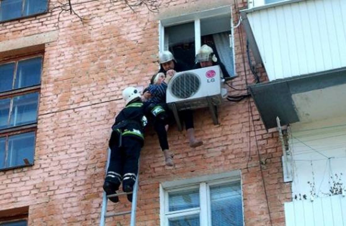 Нездоровая пенсионерка в Липецке застряла на кондиционере соседей после падения с 7 го этажа   newslipetsk ru fn 1788065 html Вечером 18 января 2026 года жильцы пятого этажа дома на улице Игнатьева в Липецке обнаружили 76 летнюю соседку застрявшую после падения на внешнем блоке их кондиционера   Прислать новость Подписаться