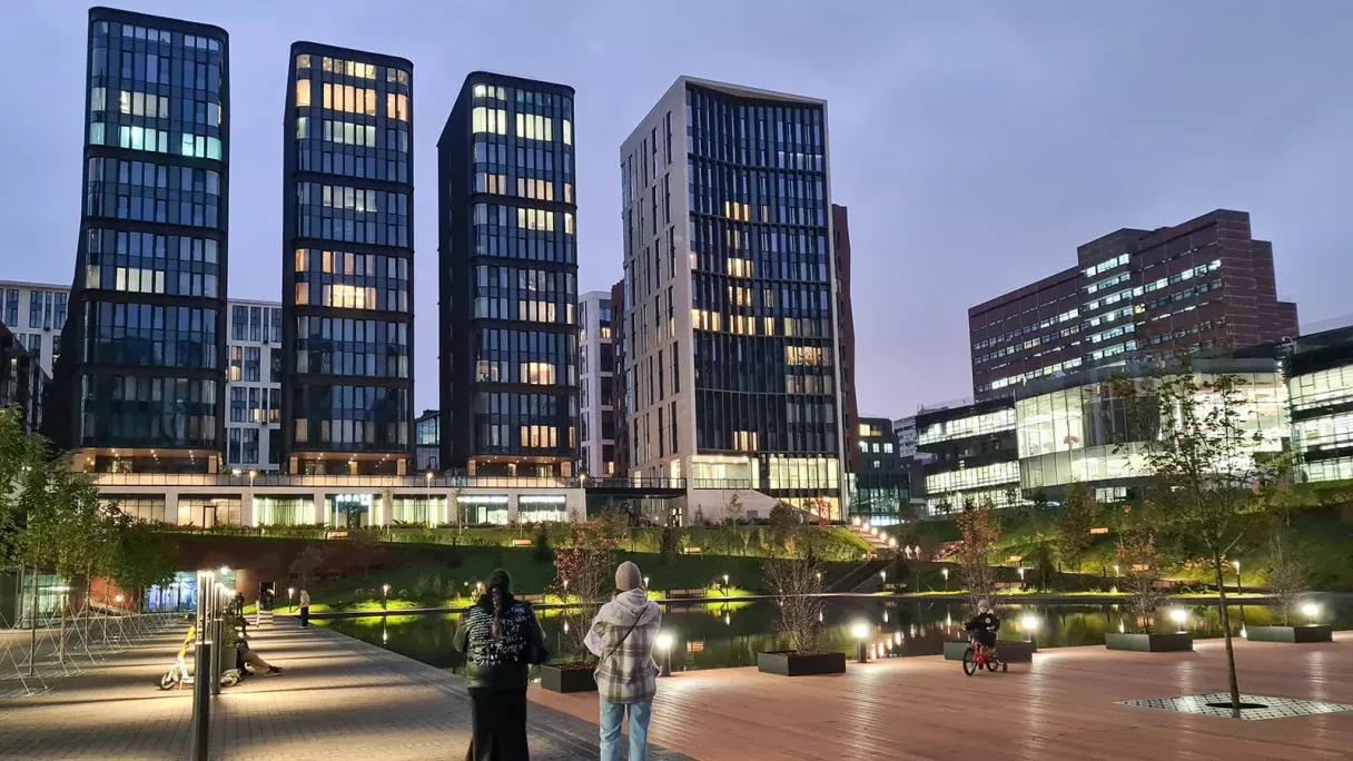 «Яндекс» инвестирует в PropTech — технологии для цифровизации жилой недвижимости. Как выяснил Forbes, компания приобрела у Группы «Самолет» платформу в сфере технологических решений для девелоперов и управляющих компаний «Домиленд», которая поможет «Яндексу» с дальнейшим развитием своей экосистемы в городской среде. По мнению экспертов, оценивающих сделку в диапазоне 300-675 млн рублей, покупка «Домиленда» позволит «Яндексу» получить инфраструктурную точку входа в жилую недвижимость с высоким потенциалом цифровизации. Подробнее о том, зачем «Яндекс» купил PropTech-платформу «Домиленд» — в нашем материале : Фото Дениса Воронина / Агентство «Москва»
