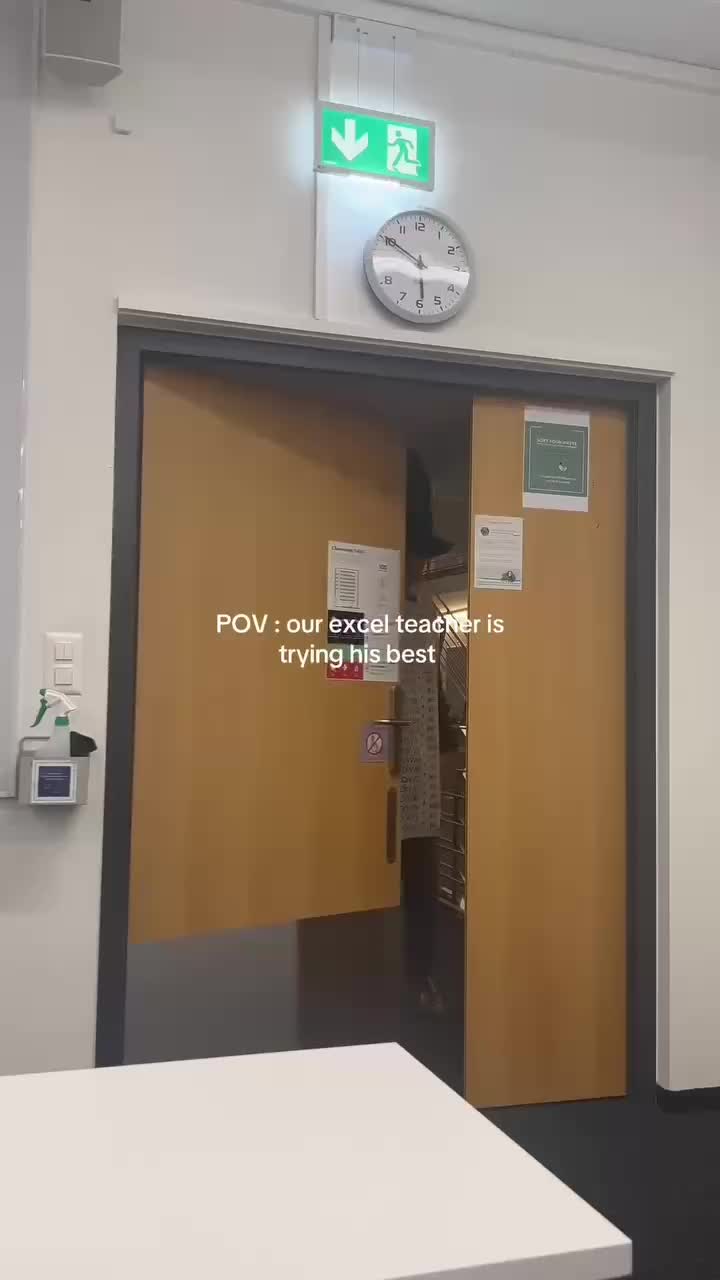 Студент потерял сознание от костюма преподавателя в стиле Excel на Хэллоуин