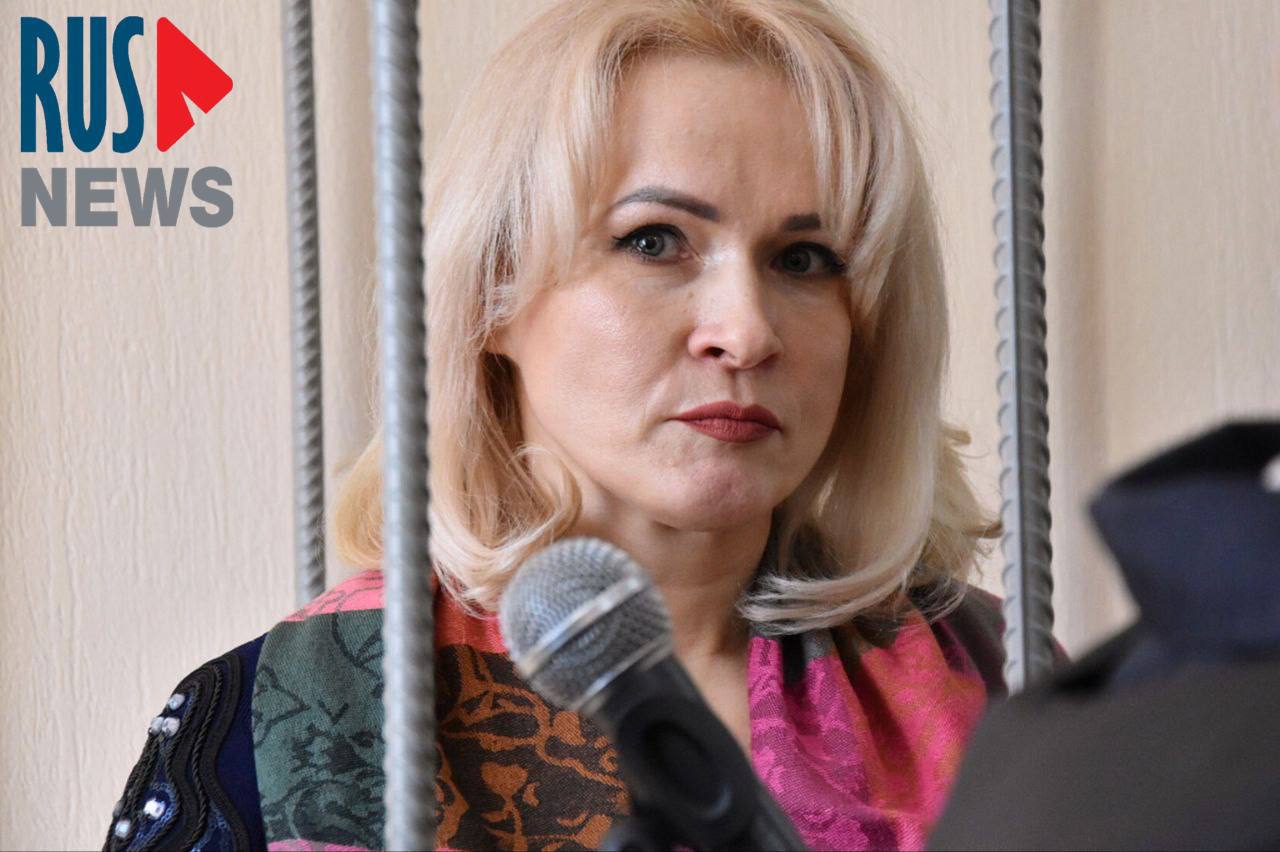 Журналистку RusNews Марию Пономаренко отключили от участия в заседании суда по ВКС В Алтайском краевом суде начались прения по апелляции на приговор журналистке RusNews Марии Пономаренко. «Наказание является несправедливым ввиду его чрезмерной мягкости», — заявила прокурор, так как поведение Маши «было вызвано не наличием заболевания», а нежеланием выполнять требования сотрудников колонии. Она попросила увеличить общий срок по двум уголовным делам до 4 лет колонии. Также прокуратура недовольна тем, что Маше была избрана мера пресечения в виде содержания в СИЗО, так как заключение там засчитывается один день за полтора. По мнению защиты же, Мария утратила контроль над эмоционально-волевой сферой. Маша уже давно не имеет обуви, что «спровоцировало эпизод ее конфликтного поведения», заявил адвокат Дмитрий Шитов. «Женщина босой ногой наступает на ногу сотруднику ФСИН, обутую в берцы… Расценивать это как преступление — избыточно репрессивный подход», — сказал он. «Суд заранее сделал запрос, поступала ли от меня какая-то корреспонденция. Я считаю, что имел место сговор инстанций судебных со ФСИН. Сговор на лицо!», », — снова вышла из себя Мария. Она рассказал, что ее вели в «позе террориста», которая унижает человеческое достоинство. Марию «удалили из зала», выключив ей звук по ВКС. Архивное фото RusNews. #алтай #шипуново Подписаться Помочь RusNews