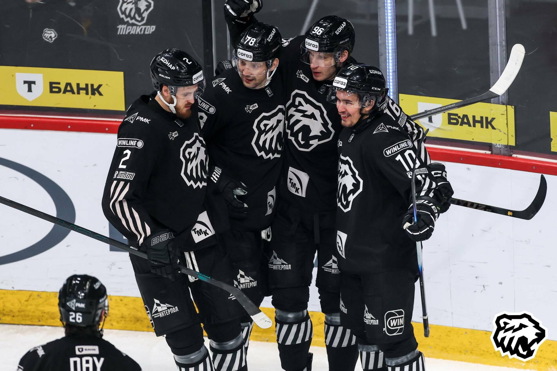 Трактор разгромил Драконов с самым крупным счетом в истории китайской команды Челябинский Трактор одержал самую крупную победу в Континентальной хоккейной лиге разгромив Шанхайских Драконов со счётом 9 0 Это поражение стало самым крупным в истории китайской команды Дублем в матче отметился Андрей Светлаков также по шайбе забросили Виталий Кравцов Егор Коршков Андрей Никонов Джордан Гросс Джошуа Ливо Григорий Дронов и Александр Кадейкин Читать полностью