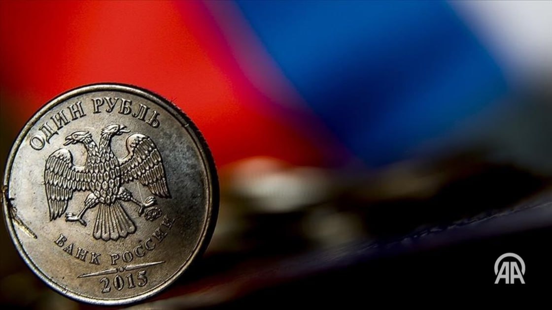 Доля рубля в расчетах за российский экспорт впервые в истории превысила отметку в 50%. Согласно данным, собранным корреспондентом «Анадолу» на основе отчета Банка России, в мае доля рублевых расчетов в экспорте в страны Азии увеличилась на 2 процентных пункта по сравнению с апрелем и составила 50,7%. В то же время наблюдалось снижение доли рубля в экспорте в ряд других регионов: в Европу — на 2,3 п.п., до 59,8%, в Африку — на 14,3 п.п., до 84,6%. При этом рублевая доля в экспорте в Северную и Южную Америку выросла на 2,3 п.п., до 51,9%, в Океанию — на 3,1 п.п., до 94,2%. Таким образом, рубль впервые занял более половины общего объема расчетов по экспорту России. На фоне западных санкций Москва стремится минимизировать использование «токсичных» валют — доллара и евро — во внешней торговле, расширяя расчеты в рублях и альтернативных валютах. 24/7 в сутки с Агентством «Анадолу»