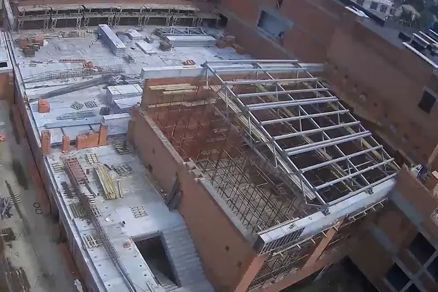 На систему видеонаблюдения и освещение школы на ул. Левитана выделили 7,4 млн На объекте «Строительство общеобразовательной школы в Юго-Восточном жилом районе г. Калининграда» планируют провести работы по монтажу системы видеонаблюдения и наружного освещения. Как пояснили «Новому Калининграду» в пресс-службе горадминистрации, речь о школе на ул. Левитана. К поиску подрядчика готовится МБУ «Управление капитального строительства». На работы готовы потратить 7 370 190 рублей. Установить необходимо 16 камер видеонаблюдения по 87 956 рублей каждая и столько же светодиодных прожекторов 6 120 рублей , источник бесперебойного питания 219 708 рублей и аппаратно-программный комплекс системы обзорного контроля с видеорегистратором 3 733 200 рублей . Монтаж обойдётся в 1 912 055 рублей. Финансирование рассчитано на 2025 год. Фото: пресс-служба администрации Калининграда