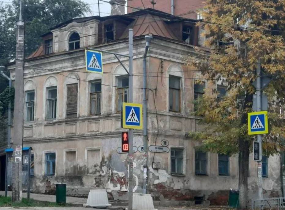 В Самаре три заброшенных памятника архитектуры переданы в федеральную собственность  Три объекта культурного наследия  ОКН  в Самаре переданы из муниципальной в федеральную собственность. Перед этим здания были выбраны для участия в пилотном президентском проекте по восстановлению архитектурных памятников через механизмы АО «ДОМ.РФ». Об этом сообщает депутат Госдумы РФ Александр Хинштейн.   Речь идет о «Доме Каткова» на пересечении улиц Водников и Комсомольской, «Доме Юрина» на Степана Разина, 52, а также «Доме Юрина» на Льва Толстого, 83. Здания были построены в конце XIX века. В последние годы они остаются заброшенными. Дома разрушаются.   По проекту их планируется передать инвесторам «для восстановления и использования под различные бизнес-проекты», написал парламентарий. В частности, здания могут быть использованы для размещения учреждений общепита, магазинов, офисов и мини-отелей. При этом государство компенсирует инвесторам процентную ставку.