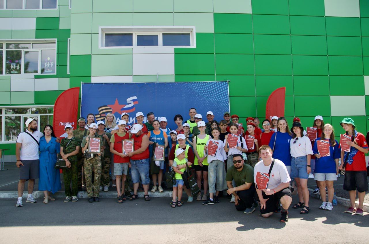 В Мариуполе прошел первый отборочный тур Всероссийской военно-патриотической игры «Семейная Зарница» Семьи соревновались в полосе препятствий, знании истории и военной подготовке Победители – семья Новиковых: ветеран боевых действий Максим, его супруга и 6 детей! «Семейная Зарница» – традиции мужества и единства передаются из поколения в поколение!