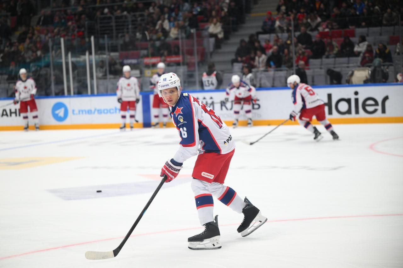 Матч КХЛ Сочи ЦСКА прерван после первого периода Внимание Угроза БПЛА Просим всех незамедлительно проследовать в укрытие объявил диктор по стадиону после чего зрители покинули трибуны После первого периода счет не был открыт 0 0 Подписывайтесь на РИА Новости Спорт в МАХ