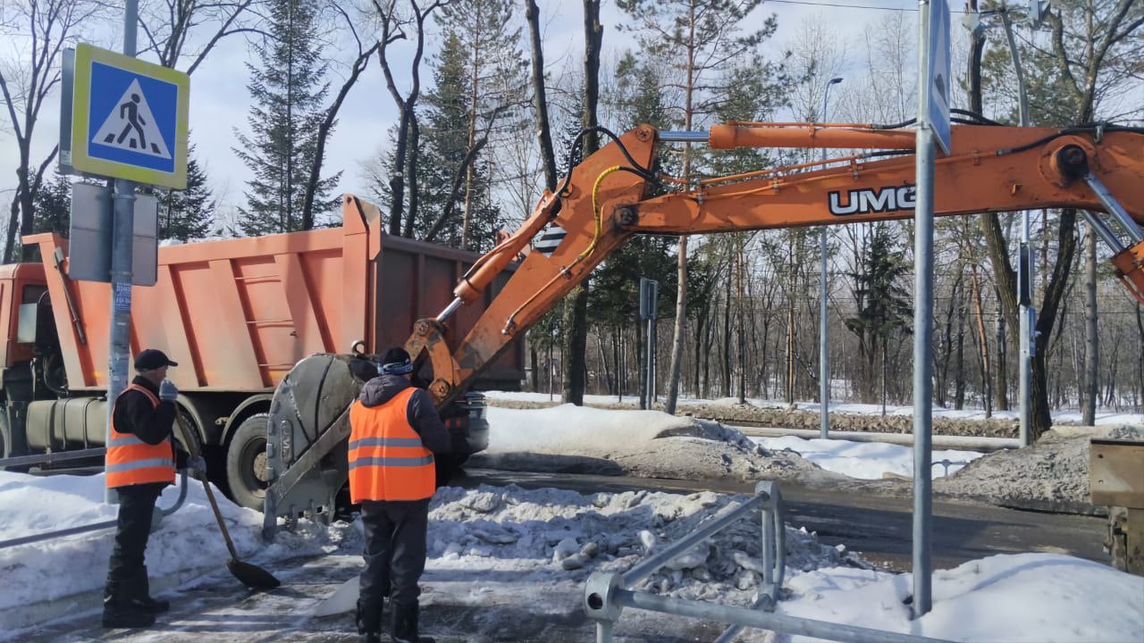 В областном центре коммунальные службы вывозят снег с улиц   Техника и люди в ежедневном режиме ведут уборку городских улиц. В прошедшие выходные был организован вывоз снега с пешеходных переходов, перекрестков, остановочных комплексов.   Коммунальные службы Биробиджана работали по улицам Волочаевской, Невской, Пионерской, Шолом-Алейхема. Дочищали ул. Миллера, так как из-за большого скопления машин эту работу не удавалось провести.  Сегодня коммунальные службы продолжат вывозить снег. Работать будут по ул. Пионерской от ул. 40 лет Победы по теневой стороне. Пять человек здесь задействованы в вывозе снега с остановок и пешеходных переходов. На ул. Шолом-Алейхема работают погрузчик, КАМАЗ. Вывозят снег с перекрестков: начали с улиц Димитрова и Шолом-Алейхема. С ЦДТ и МФЦ сегодня приступят к вывозу снега. С обеда выйдут МТЗ на тротуары. Они будут снимать ледяной подтаявший накат Из-за того, что грунт замерзший, воде уходить некуда, соответственно есть локальное подтопление дорог. Коммунальные службы готовят машину для откачки воды с дорог. Начнут с пер. Театрального и далее по маршруту следования, - рассказал в своем ТГ-канале мэр Биробиджана Максим Семёнов.   #уборкагорода #биробиджан #мэрбиробиджана #мэриябиробиджана