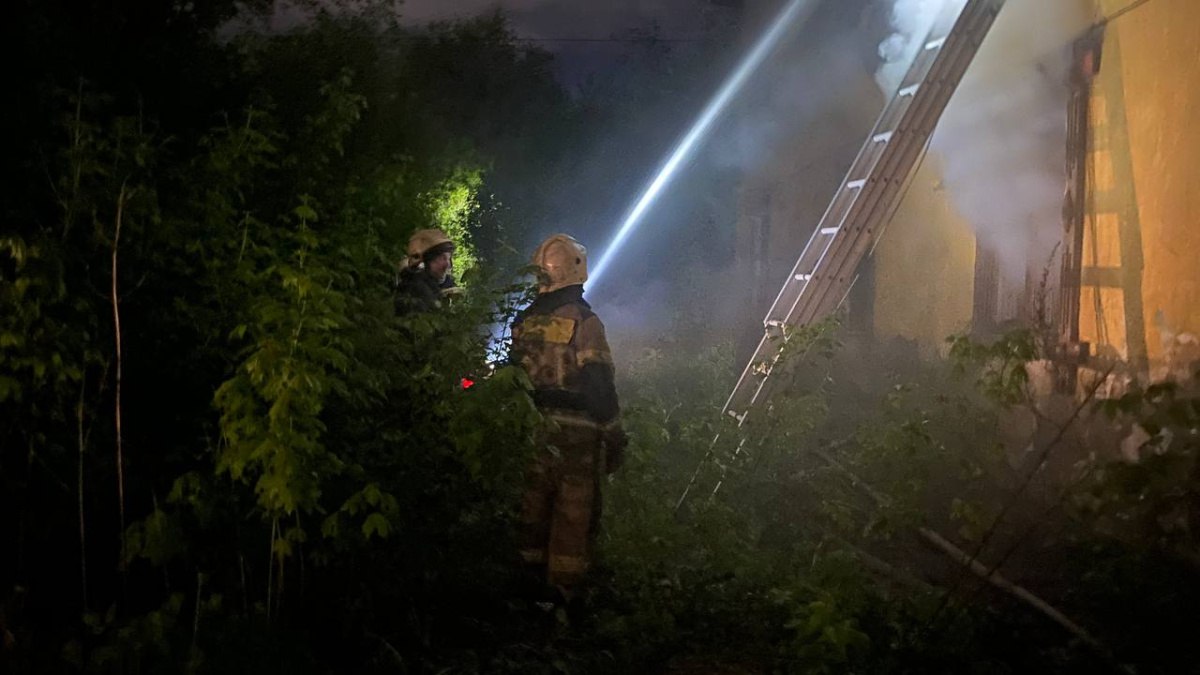 В "Южном городе" под Самарой пожар унес человеческую жизнь 27 июля в жилом комплексе "Южный город-1" произошла трагедия. В 06:04 на пульт дежурного поступило сообщение о возгорании по адресу: улица Каширская, дом 21. Прибывшие на место пожарные обнаружили, что горят три самовольно возведенные постройки. Сообщиги в ГУ МЧС по Самарской области. Огонь быстро распространился, и к моменту локализации площадь пожара составила 250 квадратных метров. Ликвидировать возгорание удалось лишь к 08:41. К сожалению, инцидент не обошелся без жертв – в огне погиб один человек. ГТРК Самара