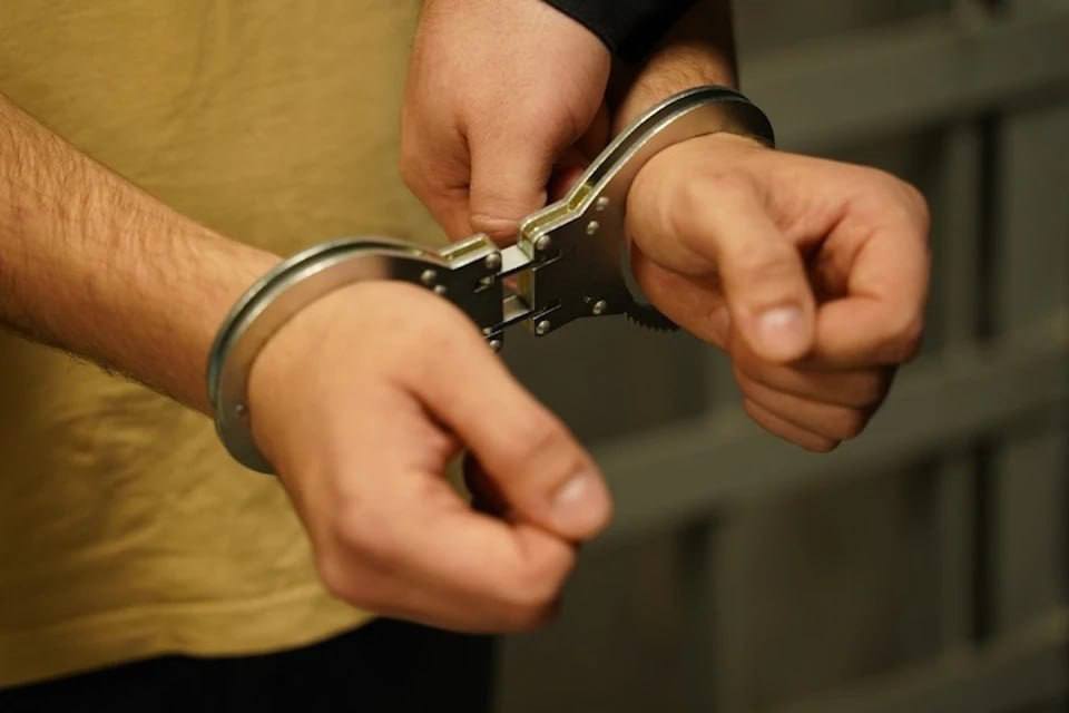 В Бердянске задержали двоих мужчин за кражу Они украли две тонны селитры у местного предприятия, что нанесло ущерб в 40 тысяч рублей. Один из задержанных — 43-летний мужчина без судимостей, а другой — 44-летний, ранее имевший проблемы с законом. Теперь им грозит до пяти лет тюрьмы. Уголовное дело по статье "Кража" возбуждено, расследование продолжается. Срочно Бердянск‼ Наш бот