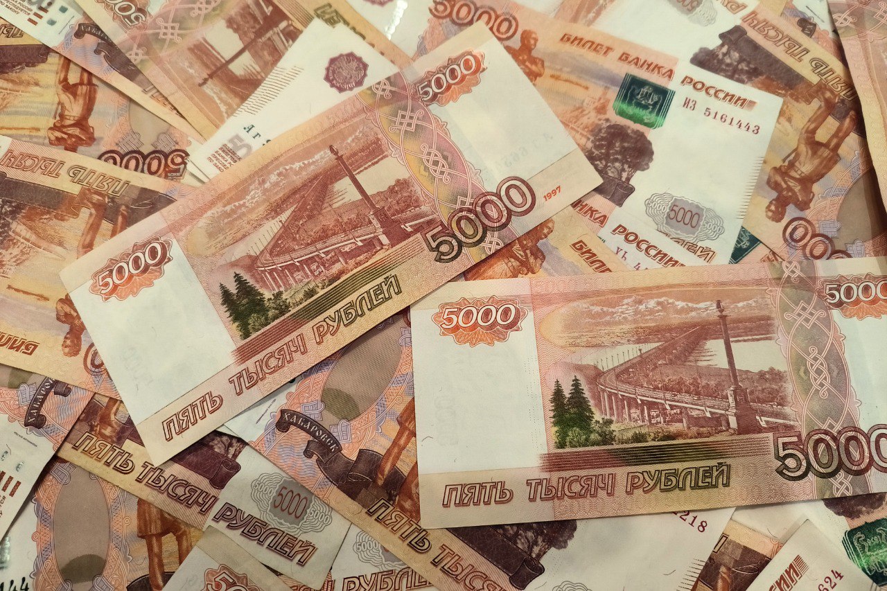 Он защищал Родину, она тратила деньги Жительница Кубани обобрала участника СВО на сумму свыше 800 тысяч рублей. Находясь в гостях у военнослужащего, который был в отпуске, она дождалась, пока мужчина уснет, и тайно похитила его банковскую карту с пин-кодом. На следующий день она совершила ряд покупок и сняла наличные средства в банкомате. Ее приговорили к 4 годам лишения свободы. Суд также учел наличие у женщины двух непогашенных судимостей за тяжкие преступления, по которым ранее предоставлялась отсрочка наказания в связи с наличием малолетних детей. Сарафан Подпишись GLP/Maksim Konstantinov Отправить новость