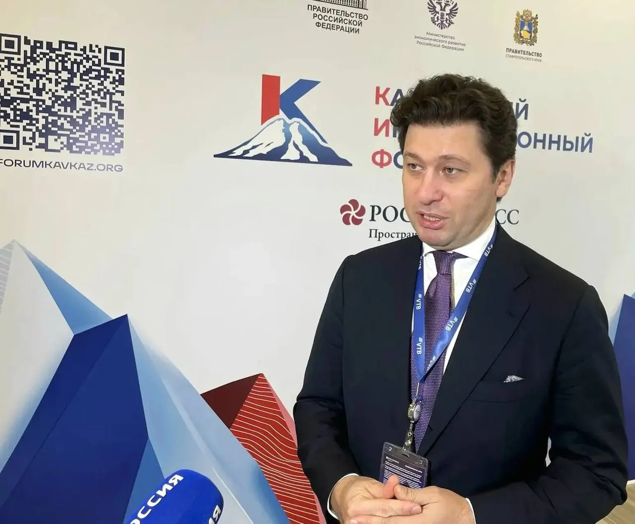 Инвестиционная активность на Кавказе продолжает расти сообщил Асланбек Начоев из ВТБ на Кавказском инвестиционном форуме За 2023 2025 годы число жителей СКФО с брокерскими счетами увеличилось на 40 При этом формируется новая структура инвесторов среди состоятельных клиентов с капиталом от 1 млн рублей доля молодых до 35 лет достигает 30 что выше среднероссийского уровня В ВТБ связывают этот тренд с ростом предпринимательской активности развитием малого бизнеса IT сектора и туризма в регионе При этом поведение инвесторов сохраняет региональную специфику предпочтение отдается осязаемым активам недвижимости земле и драгоценным металлам Одновременно заметен интерес к криптовалютам тогда как классические инструменты фондового рынка воспринимаются более сдержанно Такой подход во многом обусловлен культурными и религиозными особенностями а также стремлением к прямому контролю над активами  Если у вас не грузятся фото видео читайте 1777 в MAX   max ru Stavropol1777