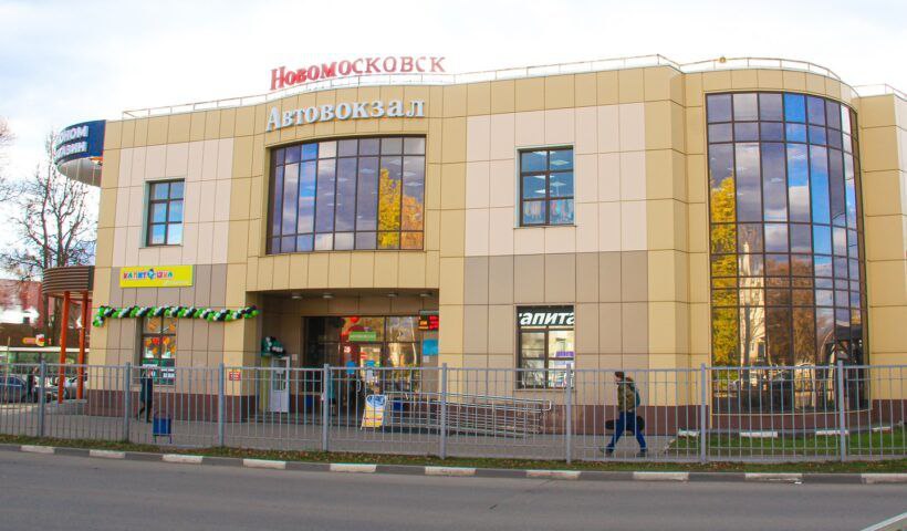 В тульском минтрансе прокомментировали ситуацию с маршрутом «Новомосковск — Тула» В правительстве Тульской области прокомментировали ситуацию, которая сложилась в последнее время вокруг автобусного маршрута «Новомосковск — Тула». Напомним, пассажиров данного рейса перестали пускать в автобус по билетам, купленным в кассе автовокзала, заставляя покупать их у перевозчика «Автоколонны 1411» в отведённом месте рядом со зданием вокзала либо у водителя. Также наблюдались перебои с онлайн-продажами. В правительстве региона выпустили подробное пояснение-комментарий относительно скандальной ситуации. Приводим его полностью. «В адрес министерства транспорта и дорожного хозяйства Тульской области поступали обращения по вопросу отказа перевозчика осуществлять транспортное обслуживание пассажиров с автовокзала г. Новомосковск по купленным билетам в кассе автовокзала по межмуниципальному маршруту регулярных перевозок по нерегулируемым тарифам № 206 «Новомосковск — Тула». Допускались случаи, когда автовокзал не пускал с билетами, проданными перевозчиком, перевозчик не пускал в автобус по билетам, купленным в кассе автовокзала. Перевозчик осуществлял продажу билетов в арендуемом помещении пункт продажи билетов , по адресу: г. Новомосковск, ул. Комсомольская, д. 2Б и в салонах автобуса. Данная ситуация возникла по причине разногласий между сторонами по условиям договора на предоставление услуг и выполнение работ, связанных с отправлением и прибытием пассажиров на а/в Новомосковск. 3 июля на площадке министерства стороны пришли к общей договоренности. Разногласия урегулированы. На данный момент продажа билетов осуществляется в кассах автовокзала г. Новомосковск, посадка пассажиров производится на территории автовокзала«. Источник