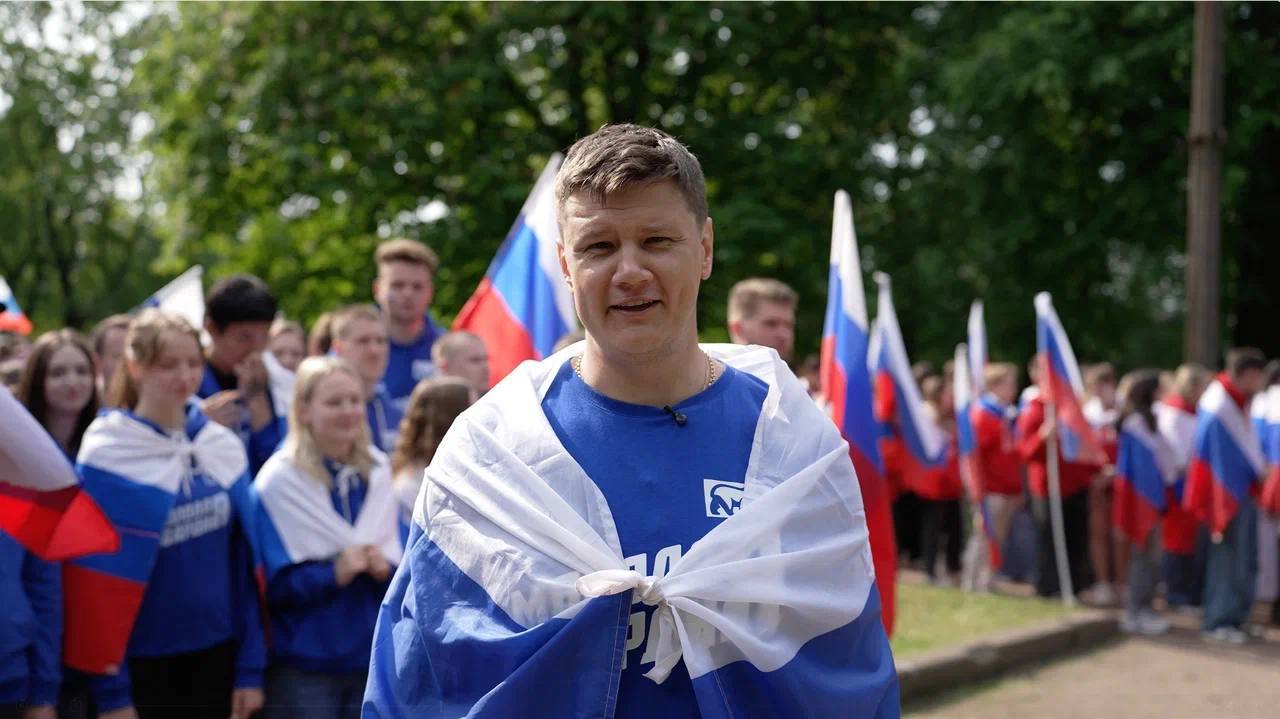 «Молодая Гвардия Единой России» и «Волонтёрская Рота» организовали массовую зарядку в Санкт-Петербурге в честь Дня России Спортивная зарядка прошла под руководством Депутата Законодательного Собрания Санкт-Петербурга, заслуженного мастера спорта СССР и России Любови Егоровой, Депутата Законодательного Собрания Санкт-Петербурга Веры Сергеевой и директора Санкт-Петербургского государственного автономного учреждения «Дирекция по управлению спортивными сооружениями» Игоря Васильева. В ней приняли участие более 1000 человек. Сегодня мы отмечаем День России. В честь праздника в Санкт-Петербурге «Молодая Гвардия» и «Волонтерская Рота» вместе с олимпийской чемпионкой, лыжницей Любовью Егоровой организовали зарядку для молодежи. К ней присоединились более 1000 человек. Этой акцией мы в очередной раз продемонстрировали наше единство и патриотизм. Молодежь гордится своей страной, ее историей, достижениями, культурой и всегда готова встать на защиту Родины. С праздником, с Днем России!» — сказал руководитель Санкт-Петербургского реготделения «Молодой Гвардии Единой России», руководитель Центрального штаба МГЕР Александр Амелин. #МолодаяГвардия