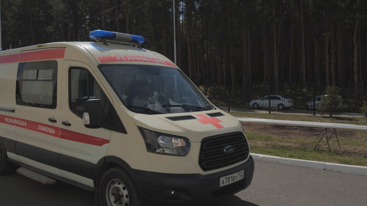 В Башкирии двое детей выпали из окна. Один ребенок погиб Как сообщил глава регионального Минздрава Айрат Рахматуллин, один из случаев произошел в Нефтекамске. Там из окна четвертого этажа многоквартирного дома выпал полуторагодовалый мальчик. С травмами его госпитализировали. Врачи боролись за жизнь ребенка и дважды заводили сердце, но он погиб. Другая ситуация произошла в Стерлитамаке. По словам министра, семилетняя девочка облокотилась на москитную сетку, которая ее не выдержала. В итоге малышка упала со второго этажа и получила переломы и ушибы. Медики оценивают ее состояние как среднетяжелое.
