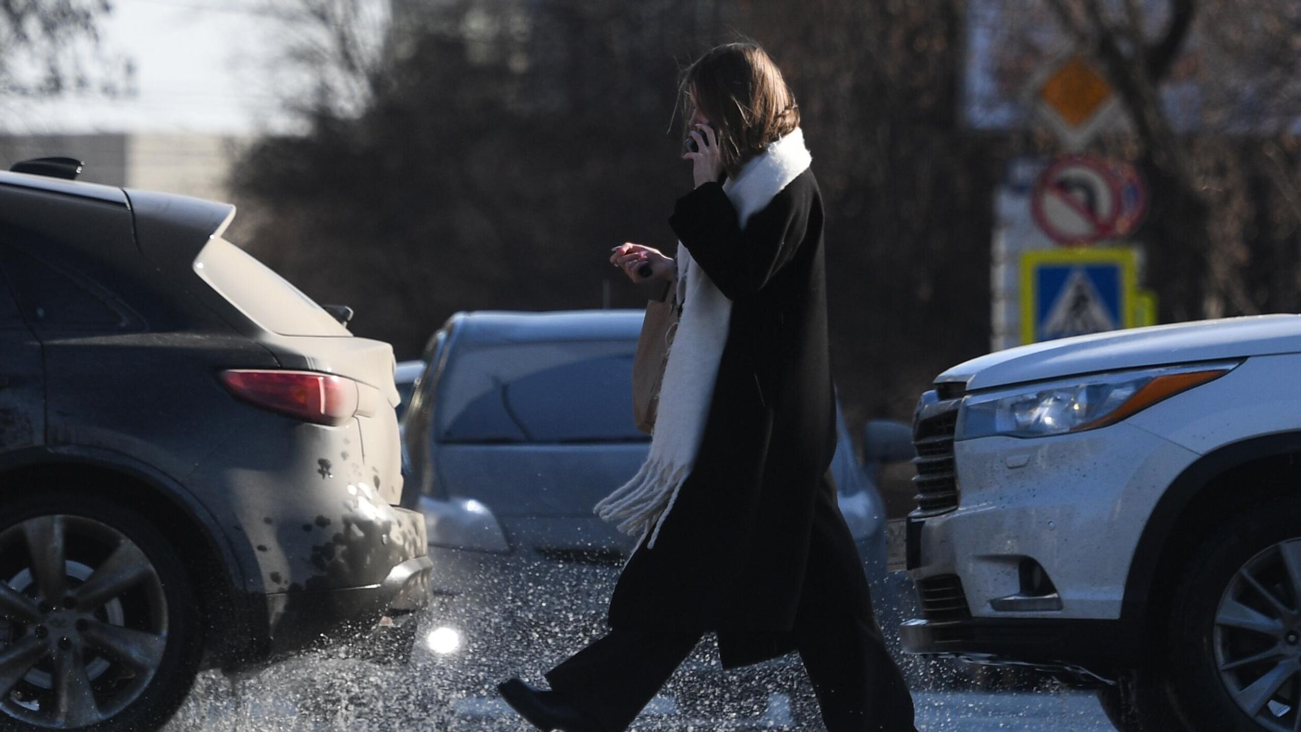 Метеорологическая весна придет в Центральную Россию примерно с середины марта сообщил РИА Новости ведущий специалист центра погоды Фобос Евгений Тишковец В этом году метеорологическая весна в Центральной России начнется раньше положенных сроков на одну неделю то есть примерно с середины марта и с последующим началом экстремального весеннего половодья и подтоплением значительных участков суши Если бы не было аномальных сугробов выполняющих роль природного холодильника процесс начался бы гораздо раньше рассказал синоптик Он отметил что исход зимы продолжит испытывать на прочность но и подарит надежду на скорое тепло Несмотря на то что за последние 30 лет метеорологическая весна в Москве как правило наступает 21 марта в этом году холодный маятник качнется в существенную аномалию тепла Средняя температура в марте почти на всей территории Русской равнины на целых три четыре градуса превысит норму климата