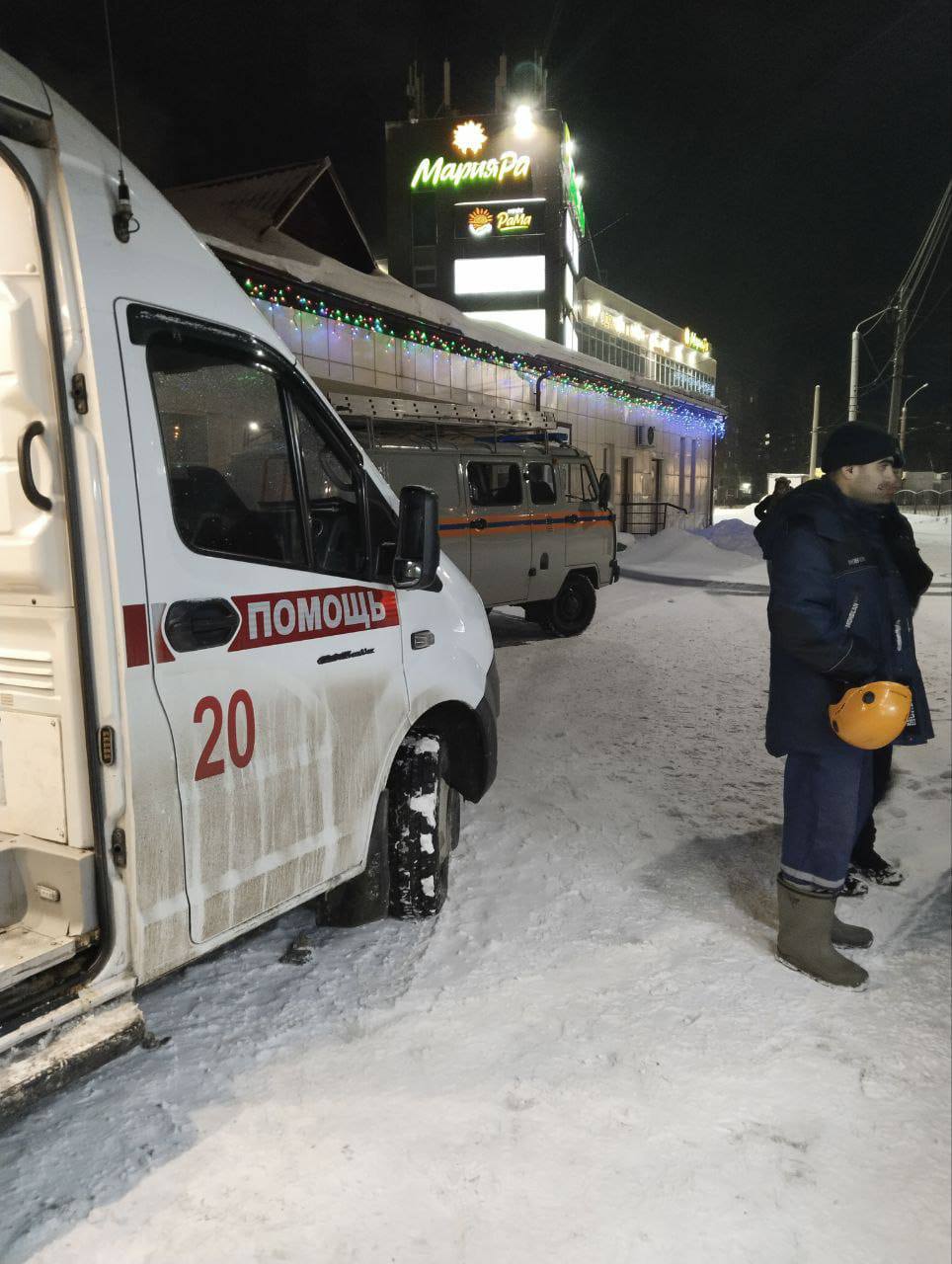 В Барнауле продавец роспечати потеряла сознание в киоске. Чтобы попасть внутрь понадобилась помощь спасателей.  Спасатели поисково-спасательного центра Управления Алтайского края по делам ГОЧС и ПБ оперативно прибыли на вызов, чтобы помочь женщине, которая почувствовала себя плохо на рабочем месте в киоске Роспечати, обеспечив доступ медикам для оказания медицинской помощи, - сообщили в ведомстве.