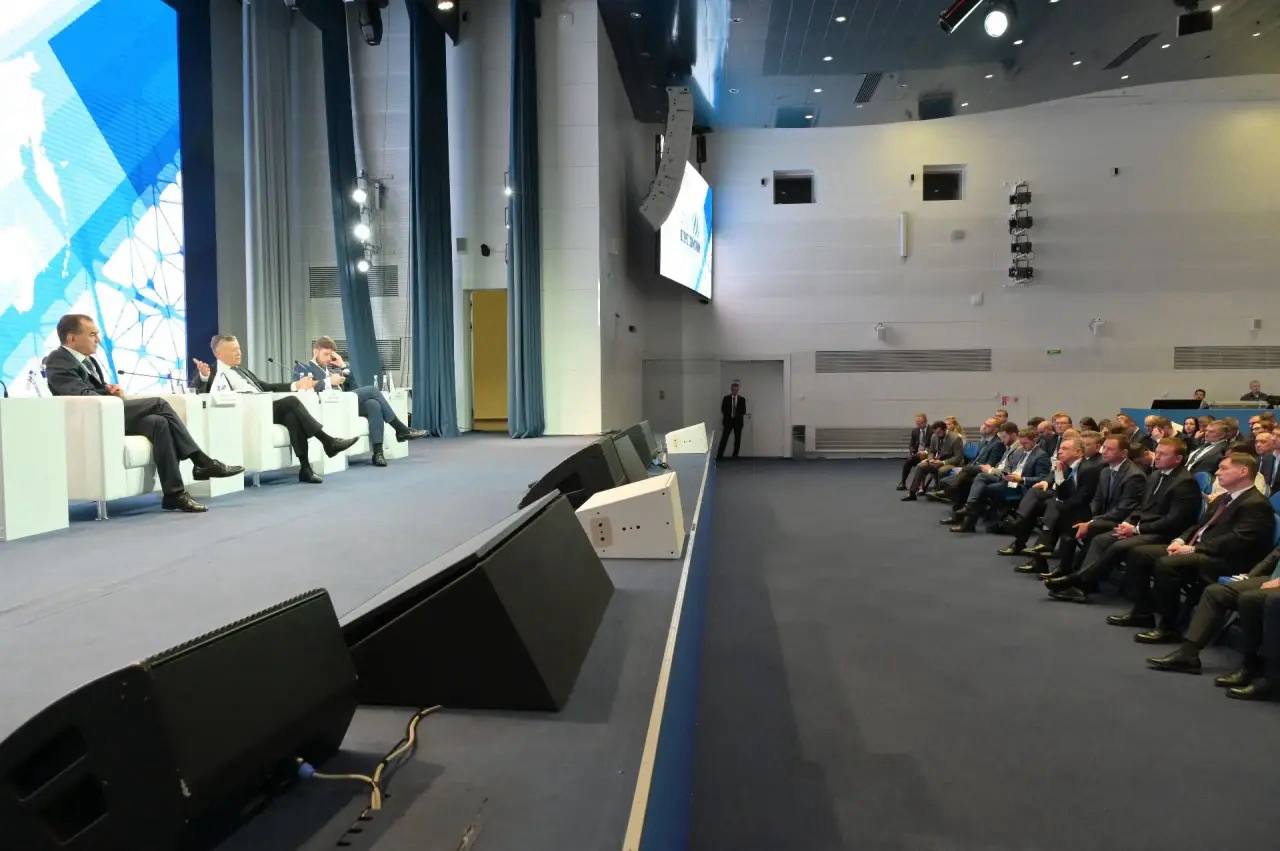 Вениамин Кондратьев выступил на V Всероссийском газомоторном форуме в Сочи В мероприятии участвовали спецпредставитель президента по взаимодействию с Форумом стран экспортеров газа Виктор Зубков полпред Президента в ЮФО Владимир Устинов и замминистра сельского хозяйства Андрей Разин Для Краснодарского края как курортного региона вопросы экологии важны С 2019 года при поддержке Президента и Правительства компания Газпром построила более 20 газовых заправок Мы предоставляем инвесторам землю под строительство без торгов За краевые средства закупили 240 газомоторных автобусов всего на улицах городов около 1100 таких автобусов В первую очередь обновляем парк курортных территорий Важно чтобы коммунальная техника также работала на газе сказал глава Кубани Кубанские Новости   Мы в MAX