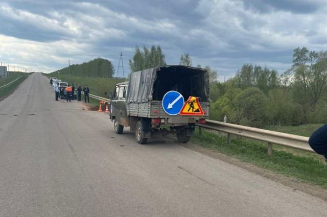 В Башкирии пенсионер сбил двоих рабочих Сегодня, 6 мая, на 76 км автодороги Буздяк-Чекмагуш-Дюртюли в Чекмагушевском районе сотрудники 64-летний местный житель за рулем ВАЗ-2114 сбил двух дорожных рабочих. Они в этот момент чистили мост. Как сообщили в Госавтоинспекции Башкирии, 45-летний мужчина погиб на месте происшествия, его 43-летнего напарника госпитализировали. На месте аварии работают сотрудники ГАИ и другие экстренные службы.