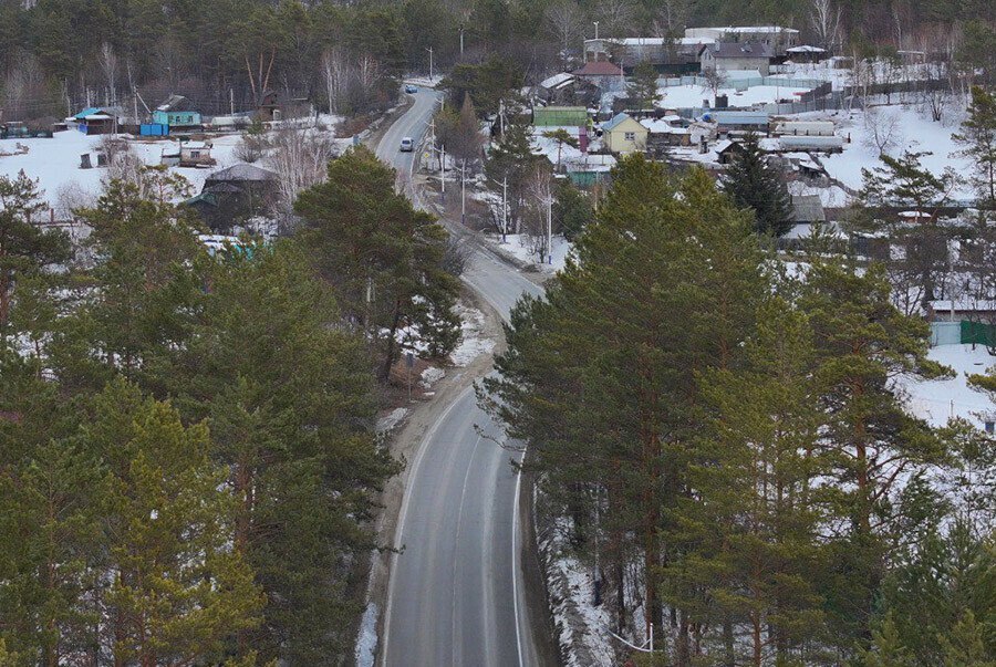 В этом году работы на региональной автодороге Благовещенск Свободный продолжатся Они запланированы на участке 43 45 километр проходящем через село Новинка Для того чтобы привести эту дорогу в нормативное состояние и обеспечить безопасность дорожного движения необходимо выполнить спрямление ненормативных кривых на многих участках Работы на участке в районе села Новинка общей протяженностью чуть более 1 5 километра включают укрепление водопропускных труб укладку двух слоев асфальта обновление дорожных покрытий тротуаров установку новых автобусных остановок монтаж барьерных и пешеходных ограждений нанесение разметки сообщили в областном правительстве