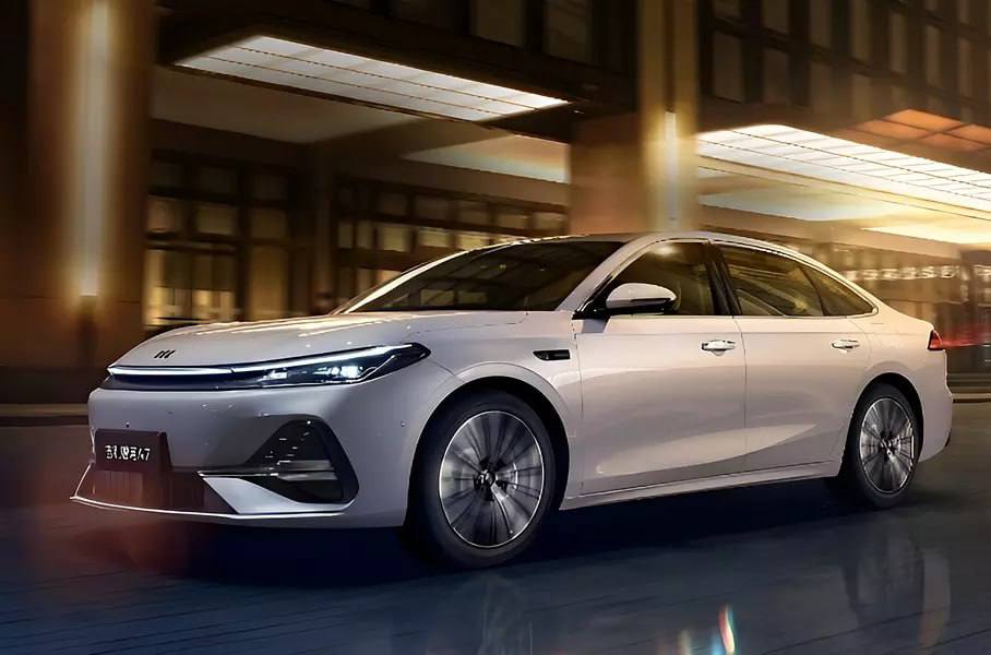 Geely представила гибридный седан Galaxy A7 EM-i с впечатляющим запасом хода — до 2100 км без подзарядки. Этого достаточно, чтобы съездить из Москвы в Питер и обратно. Расход — всего 2 литра на 100 км. В основе — силовая установка с 1.5-литровым ДВС и электромотором, общей мощностью 350 л.с. Автомобиль получил агрессивный дизайн с широкой LED-полосой, классические дверные ручки и современный салон с двумя экранами и физическими переключателями для управления мультимедиа и климатом. Стартовая цена — от 100 тысяч юаней около 1 млн рублей .