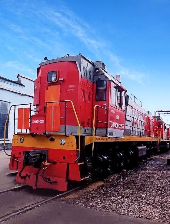В Красноярском филиале проходят обслуживание маневровые тепловозы новой модификации ТЭМ18ДМ Локомотивы выпущены в 2024 году на Брянском машиностроительном заводе и уже приступили к работе Что было сделано 1  Проведено техническое обслуживание ТО 5д в ходе которого была проверена работоспособность узлов и агрегатов подготовлена система безопасности и выполнена экипировка маслом и охлаждающей жидкостью 2  Внесены изменения в технологические процессы и документацию с учётом современного электронного оборудования установленного на ТЭМ18ДМ 3  После ТО 5д тепловозы введены в эксплуатацию и направлены на манёвровую работу в депо Красноярск Ачинск Абакан 4  На текущий момент машины прошли техническое обслуживание в объёме ТО 3 и ремонт в объёме ТР 1 Ключевые особенности ТЭМ18ДМ современные системы автоматического торможения пожарная сигнализация система пожаротушения Эти тепловозы надёжно выполняют манёвровые работы обеспечивая безопасность и эффективность железнодорожных операций филиал Красноярский Подписаться на ЛокоТех