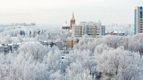 Прокуратура Сыктывкара внесла 11 представлений из-за некачественной очистки города от снега. Большая часть досталась управляющим компаниям.  До опасной стадии дошла ситуация с чисткой крыш. Из-за нехватки техники и работников кровли многих домов не очищают, из-за чего на них образуются снежные пласты, которые могут упасть в любой момент.