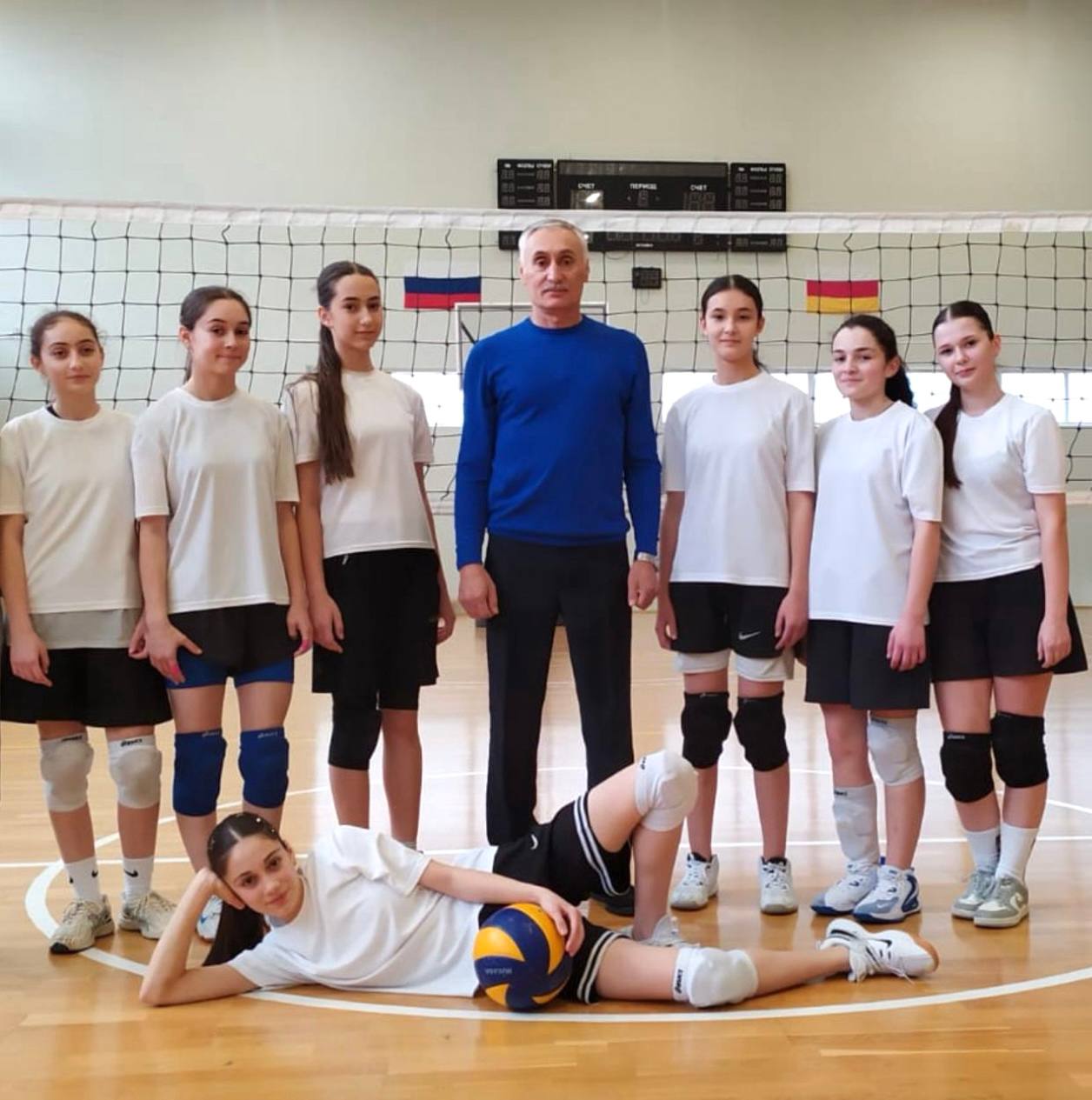 Школьницы из Ардона завоевали серебряные медали на ежегодных соревнованиях по волейболу В Северной Осетии завершился финальный этап турнира по волейболу среди школьников на Кубок главы Республики Это событие собрало сильнейшие команды со всего региона и стало настоящим праздником спорта и командного духа Игры проходили на базе Горского ГАУ где соревновались 12 команд четыре из Владикавказа и восемь из районов нашей республики Команда девушек по волейболу Олимп школы 3 г Ардона проявила невероятное упорство и мастерство завоевав тем самым заслуженное второе место Поздравляем наших спортсменок и тренерский состав с этим достижением и желаем им дальнейших успехов в будущем