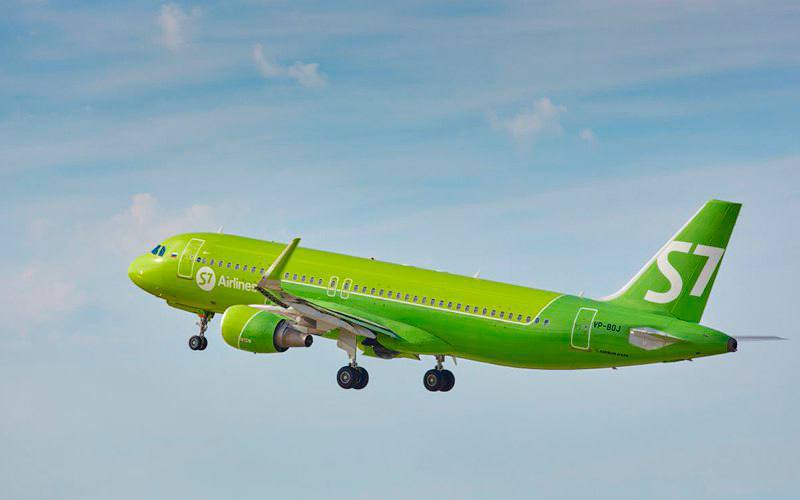 S7 снова оштрафовали за овербукинг 16 пассажиров стыковочных рейсов новосибирской авиакомпании S7 Airlines не смогли вылететь в Хабаровск Сочи и Санкт Петербург летом 2025 года Об этом сообщила Западно Сибирская транспортная прокурата Число зарегистрированных пассажиров превысило количество мест на борту рассказали в ведомстве На авиакомпанию составили протокол о повторном оказании услуг с нарушениями ч 2 ст 14 4 КоАП Её оштрафовали на 30 тыс рублей Подписаться Прислать новость Помочь бустами