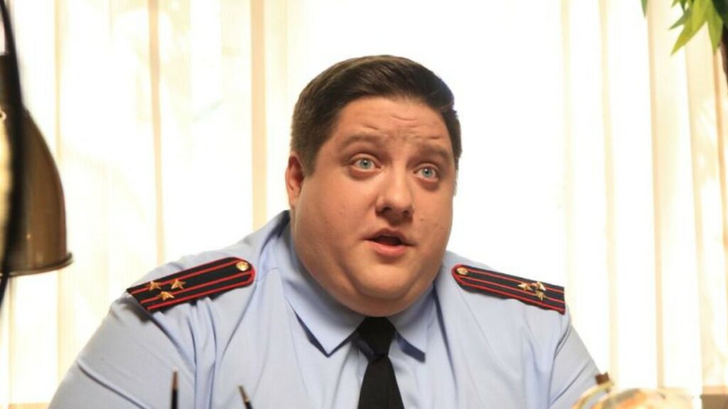 Умер актёр Роман Попов известный по роли Мухича в сериале Полицейский с Рублёвки Ему было 40 лет Причина рецидив рака мозга SHOT в MAX   max ru shot