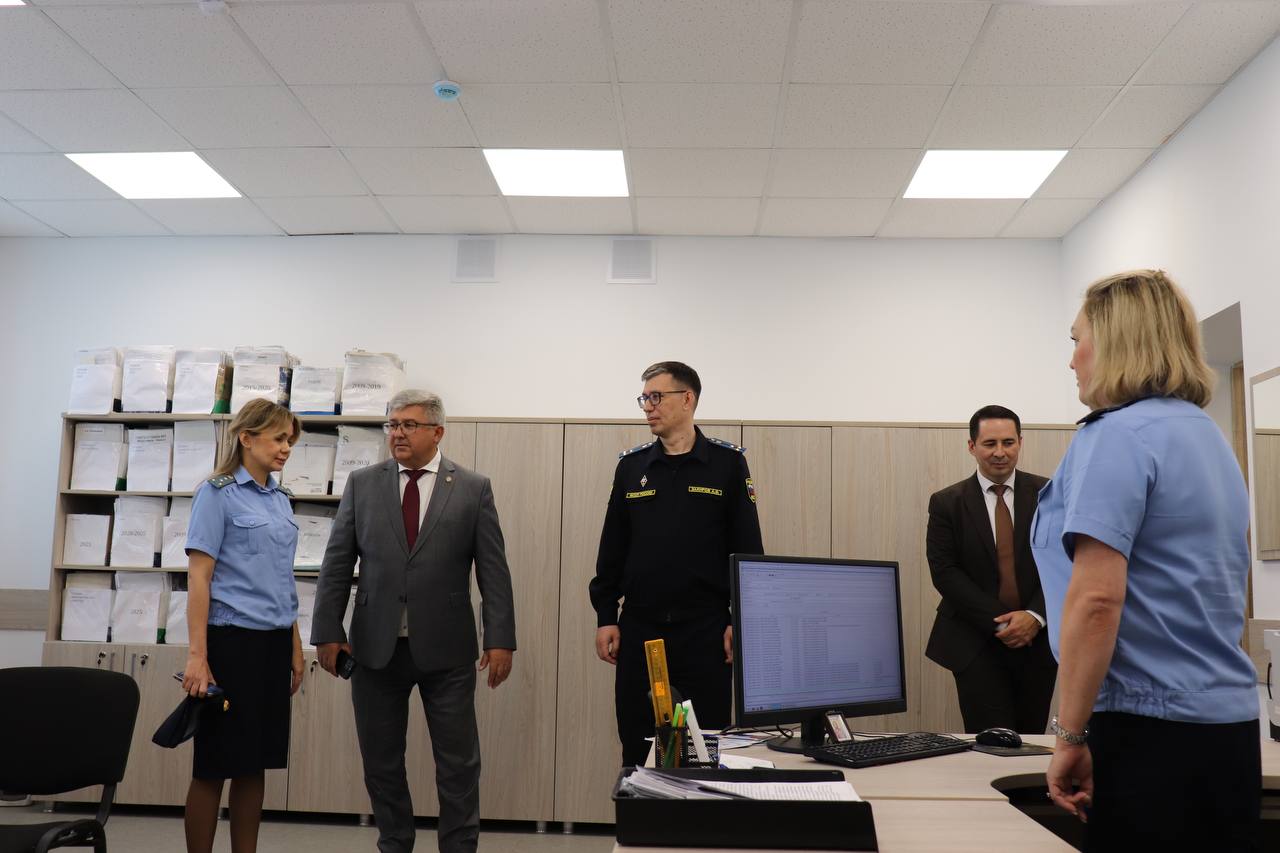В Зеленодольске открылось новое отделение судебных приставов  Сегодня глава Зеленодольского района Михаил Афанасьев совместно с руководителем Главного управления Федеральной службы судебных приставов по Республике Татарстан Анваром Закировым посетили Зеленодольское районное отделение судебных приставов.   Визит стал первым после завершения ремонта и переезда отделения в новое помещение по адресу: ул. Гагарина, д. 10.  Обновлённое рабочее пространство соответствует современным стандартам: просторные и светлые кабинеты, улучшенные условия труда для сотрудников и комфортная среда для приёма граждан.   В ходе визита гости осмотрели помещение и пообщались с коллективом отделения.   «Кабинеты просторные, это делает приём людей намного удобнее. А работать в обновлённом помещении — одно удовольствие!» — отметила начальник Зеленодольского районного отделения — старший судебный пристав Альбина Афлетонова.