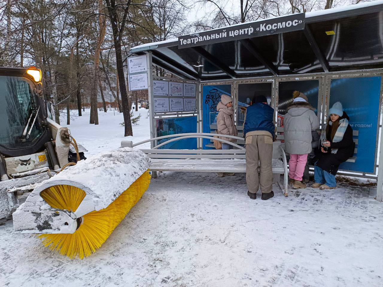 + одна фобия Снегоуборочная машина протаранила скамейку на остановке у «Космоса», в результате придавило ребенка.   Ребенка увезли на скорой в ОКБ №2. Сейчас уже всё хорошо и его отпустили домой.     Прислать новость