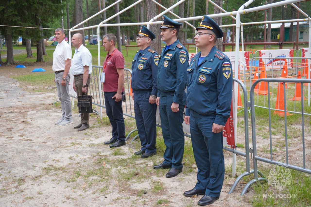 В добрый путь! В Марий Эл прошло торжественное открытие соревнований “Школа безопасности”  Вечером 7 июня в лагере «Сосновая роща» в Медведевском районе республики были торжественно открыты XXII республиканские соревнования обучающихся «Школа безопасности»  «Юный спасатель»  и Межрегиональные соревнования «ВЫЗОВ ПРИНЯТ - 2025». С приветственными словами к участникам состязаний обратились почетные гости. От Главного управления МЧС России по Республике Марий Эл присутствовали специалисты управления гражданской обороны и защиты населения Алексей Валерьевич Мальцев, Александр Юрьевич Фомичев и Евгений Николаевич Тимаков.  Кроме того, церемонию открытия украсили своими выступлениями студенты Марийского республиканского колледжа культуры и искусств им. И.С. Палантая.  В этом году в республиканских соревнованиях «Школа безопасности» принимают участие команды практически из каждого района республики, также Марий Эл посетили гости из Кировской области. Мероприятие продлится до 11 июня.  В первый день соревнований ребята выявляли лучших в кроссе, тренировочном занятии “Эвакуация” и упражнялись в дисциплине «Клайбинг контест»  скоростной подъем по веревке/жумаринг », которая пройдет завтра. Также, в следующие дни участников ждут такие испытания, как «Комбинированная пожарная эстафета», «Пожарно-тактическая полоса», «Полоса препятствий», «Оказание первой помощи», конкурс «Творческая визитка», «Маршрут выживания», «Поисково-спасательные работы» и другие.    МЧС Марий Эл.ПОДПИСАТЬСЯ.