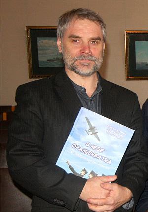 Градозащитника и экс-мундепа Петербурга отправили под домашний арест по делу о «фейках» о ВС РФ Петродворцовый районный суд Санкт Петербурга отказал следствию в заключении под стражу и вместо этого назначил домашний арест градозащитнику и бывшему муниципальному депутату Владимиру Журавлеву до 25 августа 2025 года, сообщила объединённая пресс-служба судов города. Ему вменили публикацию трёх постов в группе «Город Ораниенбаум» во «ВКонтакте» в апреле 2022 года. Следствие усмотрело в них якобы «фейки» с мотивом «политической, идеологической ненависти и вражды» против военных и госслужащих. Влажимир Журавлев ведёт активную общественную деятельность в городе Ломоносове, занимается краеведением и градозащитой. Был депутатом муниципального совета, автор краеведческих публикаций, председатель местного градозащитного общества. 26 июня в его квартире прошёл обыск, у него изъяли технику. #петербург Подписаться Помочь RusNews