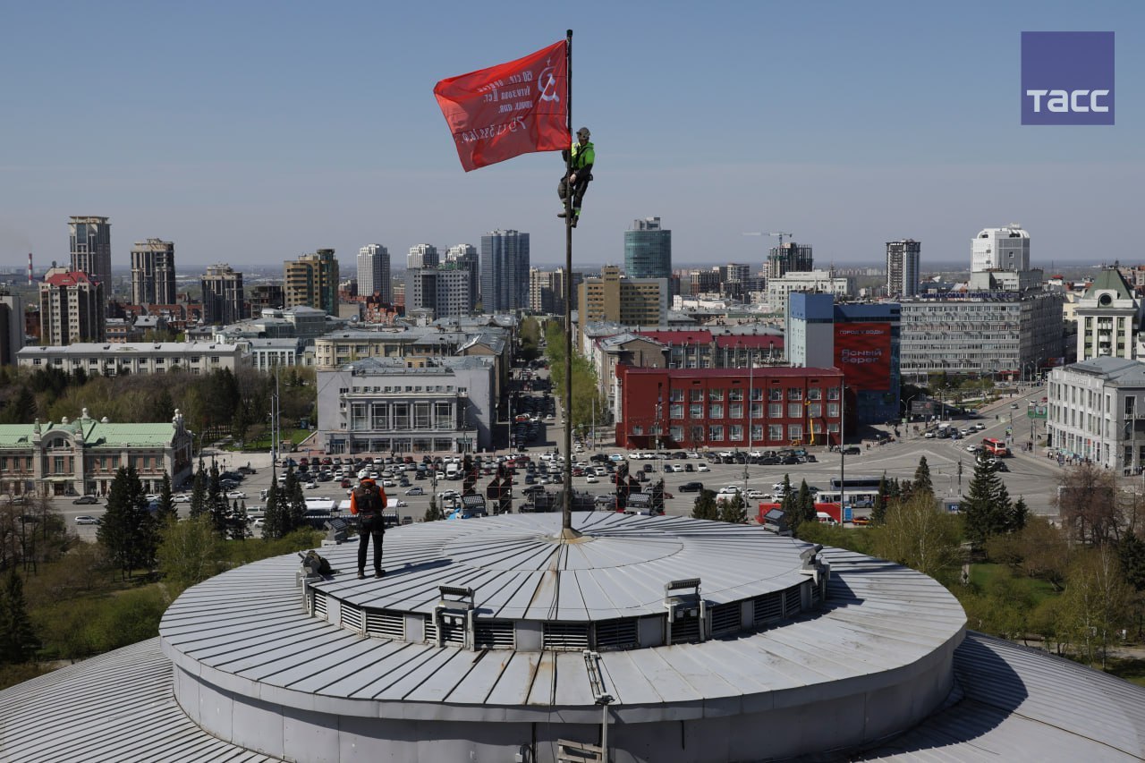 Копию Знамени Победы подняли над театром оперы и балета в Новосибирске. Видео и фото: Кирилл Кухмарь / ТАСС / Сибирь