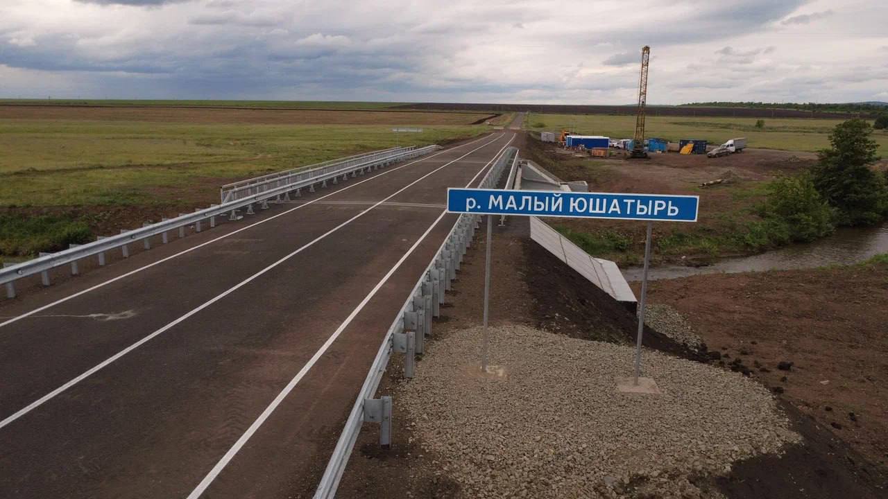 В Тюльганском районе открыт после капитального ремонта мост через р. М. Юшатырь Мостовое сооружение расположено на 6 км автомобильной дороги Стретинка – Благодарное в Тюльганском районе. Благодаря национальному проекту «Инфраструктура для жизни» построено современное сооружение из железобетона, способное выдерживать движение транспорта массой до 100 тонн. Срок службы нового моста составит не менее 50 лет. — Мост длиной 28,5 метров расположен на одной из основных дорог Тюльганского района с интенсивным движением транспорта, по которой проходят и маршруты школьных перевозок. Для безопасного и комфортного передвижения важно было заменить сооружение, построенное без проекта из подручных материалов, — сказал врио губернатора Евгений Солнцев. В ходе работ были устроены береговые опоры, пролетное строение, мостовое полотно с деформационными швами, гидроизоляцией и асфальтобетонным покрытием, барьерные и перильные ограждения, системы водоотведения. Оборудованы подходы к мосту с асфальтобетонным покрытием. Это первое мостовое сооружение, которое отремонтировано в этом году в рамках национального проекта «Инфраструктура для жизни». До конца года в Оренбургской области планируется привести в нормативное состояние еще 14 мостов и путепроводов, расположенных на дорогах регионального и межмуниципального значения.