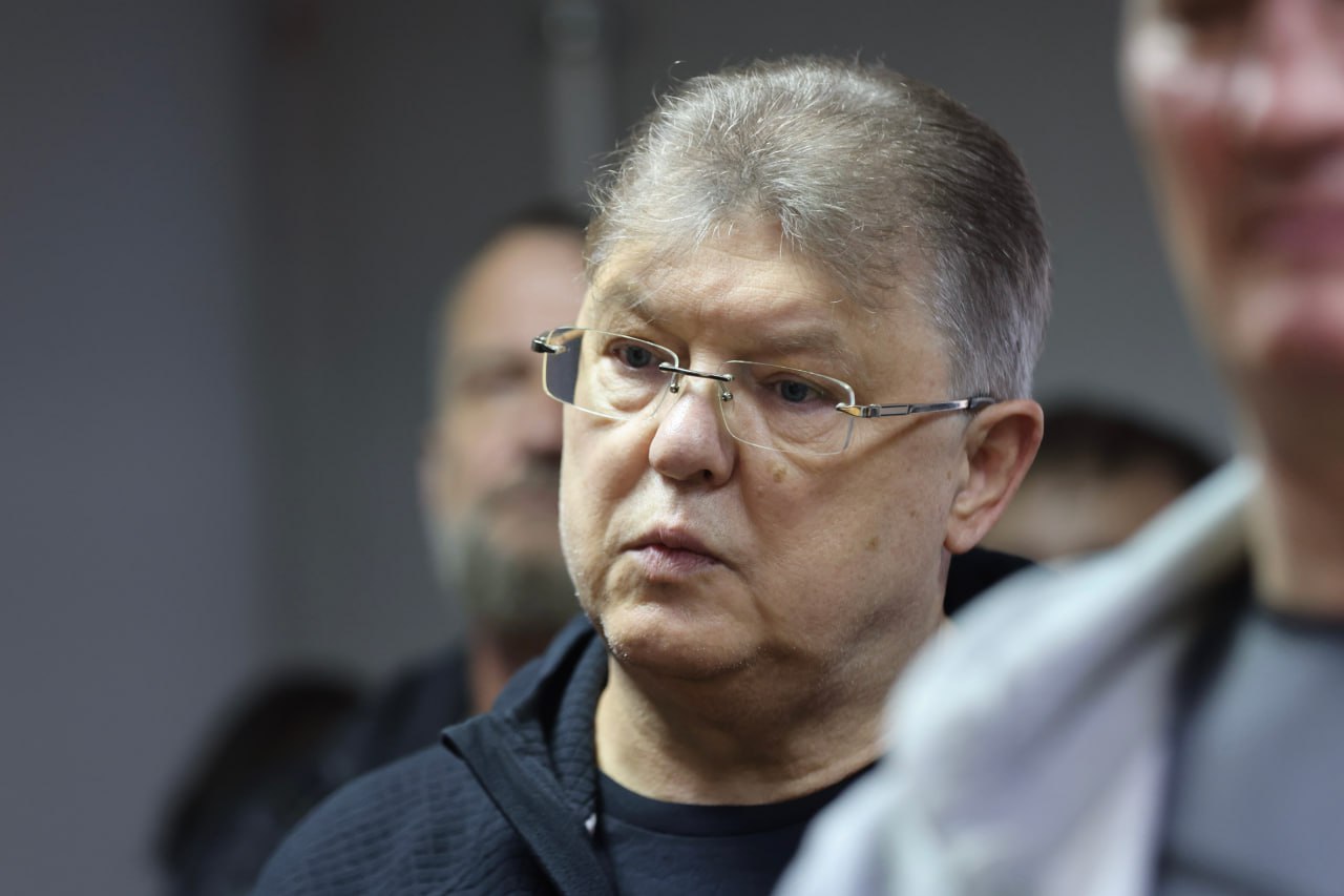 Первым суд огласил приговор Евгению Щуру Его признали виновным и приговорили к 13 годам колонии строгого режима со штрафом в 1 8 миллиона рублей и последующим ограничением свободы Экс депутат взят под стражу в зале суда