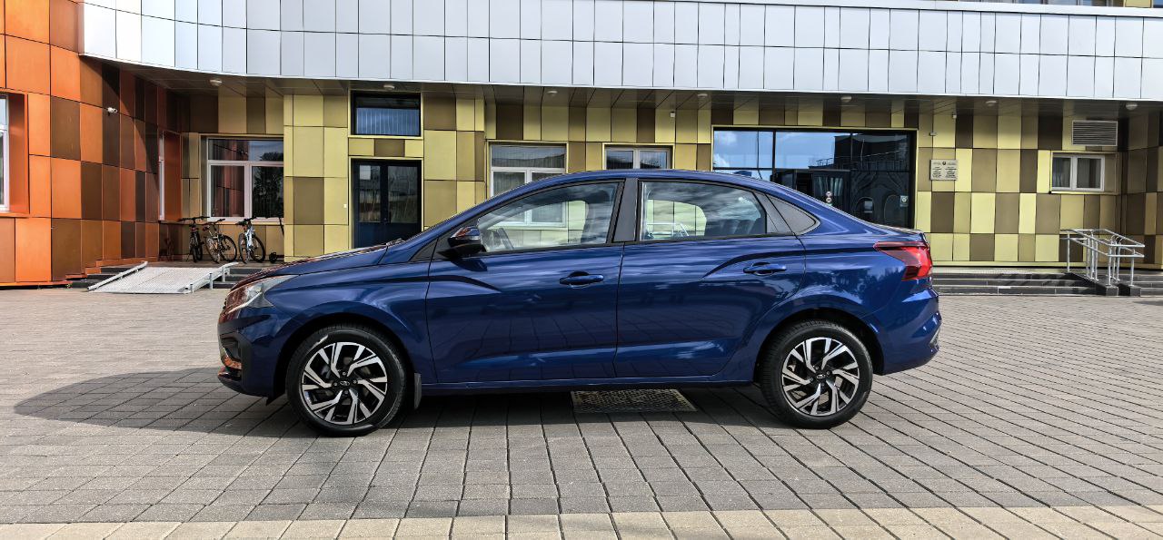 АвтоВАЗ может перейти на 4-дневную рабочую неделю Потому что рынок плохой, потому что ключевая ставка высокая, потому что работать на склад нет смысла. Решение будет принято осенью, в сентябре. Вот полное официальное заявление, без купюр: Возможное изменение режима работы обусловлено общими тенденциями на российском автомобильном рынке. Речь идет о высокой ключевой ставке и ужесточении требований регулятора к заемщикам по автокредитам. Кроме того, в Россию ввезено значительное количество автомобилей импортного производства преимущественно в 2024-м году , при этом импортные бренды ведут политику ценового демпинга их склад, оценочно, составляет около 400 тыс. нераспроданных автомобилей . В связи с этими условиями АО «АВТОВАЗ» в начале осени рассмотрит возможность изменения графика работы своих производственных площадок с 29 сентября 2025 года. Вместе с тем, компания подчеркивает, что окончательное решение о введении режима неполной четырехдневной рабочей недели будет принято по итогам анализа тенденций на рынке и экономических факторов, в том числе уровня ключевой ставки и доступности кредитных продуктов. АВТОВАЗ предпринимает все необходимые шаги для обеспечения стабильной работы предприятия, включая продолжение активностей по разработке и постановке на производство новых моделей и по стимулированию продаж в том числе, масштабные программы скидок . Выполнение принятых социальных обязательств будет продолжено в полном объеме в соответствии с действующим коллективным договором.