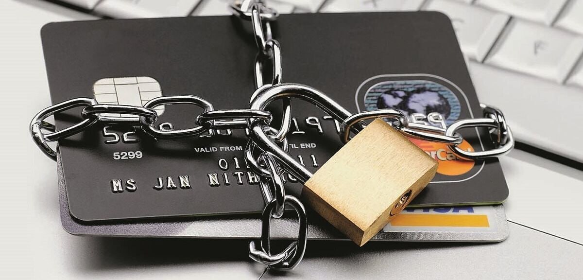 Мошенники нашли способ блокировать банковские карты без доступа к вашему телефону 11 декабря КИБЕР МЕДИА Появилась новая схема шантажа в которой преступники способны заблокировать карты сразу в нескольких банках имея на руках только имя и дату рождения жертвы История стала известна после публикации в соцсетях и специалисты подтверждают схема реальна и уже применяется массово Жертве сначала пишут в мессенджер угрожают и заявляют что карты уже заблокированы Что удивительно карты действительно оказываются нерабочими Когда владелец связывается с банками сотрудники сообщают что блокировка выполнена по его инициативе На самом деле блокировку инициируют преступники звоня в банк от имени клиента По внутренним протоколам ряд банков всё ещё принимает запрос на блокировку карт после устного обращения если звонящий правильно называет ФИО и дату рождения и утверждает что потерял телефон Доступ к базе с персональными данными достаточно распространён поэтому найти такой минимум информации для злоумышленников не проблема Схема масштабируется легко Достаточно обзванивать банки пачками и выдавать себя за клиентов Эксперты отмечают что крупные мошеннические колл центры уже используют автоматизацию и могут подключать нейросети чтобы имитировать речь и ускорять процесс Главная проблема в том что протокол аутентификации в таких случаях недостаточно строгий Банки не всегда требуют дополнительную проверку личности хотя именно она должна быть обязательной при запросе на блокировку карт Специалисты называют ситуацию тревожной Преступники не получают доступ к деньгам но создают эффект давления заблокированные карты вызывают панику и жертва может перейти к переговорам Рекомендация одна игнорировать угрозы сразу связываться с банком через официальный номер и предупреждать родственников чтобы они не попадались на подобные схемы