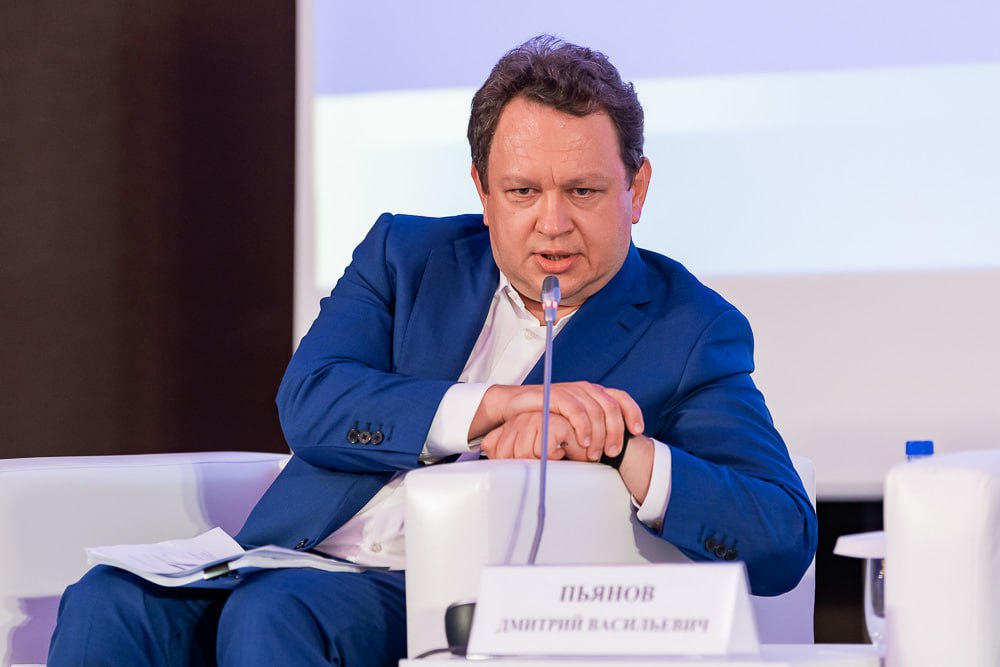 Первый зампред ВТБ Дмитрий Пьянов в интервью Ъ: - В розничном кредитовании идет довольно заметное снижение по рынку, у нас - быстрее всех - Для нас, наверное, самым напряженным станет 2025 год - Я легко могу себе представить при определенном сценарии превышение прошлого рекорда по чистой прибыли 551 млрд руб. в 2026 году на сотню мрлд руб - О допэмиссии: В сентябре мы определим цену размещения, которая будет зависеть от рыночной стоимости акций Читать далее #VTBR