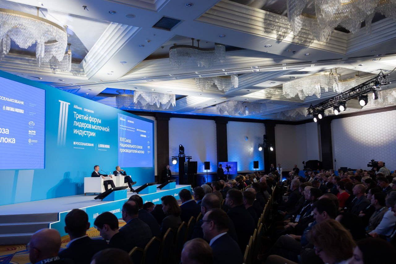 Представители алтайского АПК приняли участие в XVII съезде Национального союза производителей молока Он прошел 21 января в Москве В мероприятии приняли участие заместитель Председателя Правительства России Дмитрий Патрушев министр сельского хозяйства России Оксана Лут О нашего региона на совещании присутствовали министр сельского хозяйства Сергей Межин руководители молочных хозяйств и перерабатывающих предприятий На съезде представители органов государственной власти крупнейшие производители и переработчики молока ведущие эксперты обсудили текущее состояние молочного рынка России и мира перспективы его дальнейшего развития а также ключевые вопросы стоящие перед отраслевым сообществом Подробнее