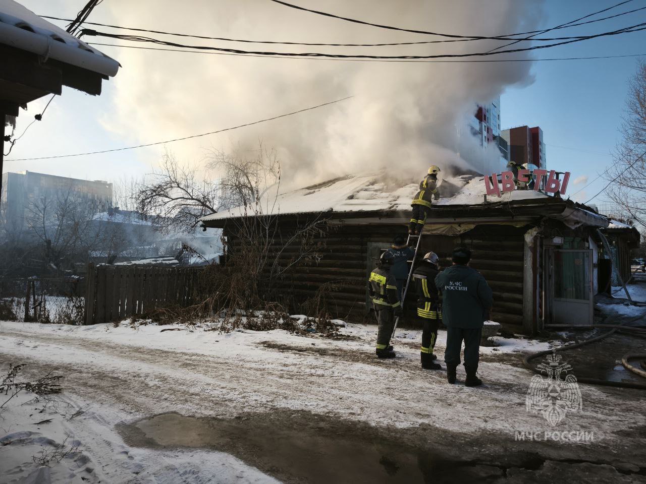 В центре Красноярска пожарные МЧС России тушат здание На ул Республики загорелось одноэтажное здание С огнем борются 6 единицы техники более 20 человек В результате пожара погибла женщина Проводятся работы по локализации и ликвидации пожара Остальные фото по ссылке Причину установит дознаватель МЧС России после того как все будет потушено mchskrsk Подписывайся на МЧС России в MAX ВК
