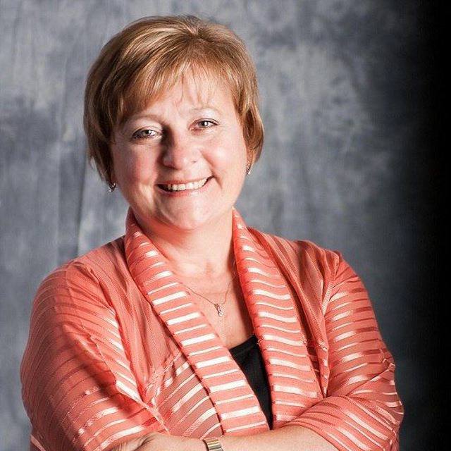 Нефтегорский районный суд Самарской области заочно приговорил основательницу партии Воля ликвидированной как экстремистская в 2016 году Светлану Ладу Русь Пеунову внесена в России в реестр иноагентов к восьми годам лишения свободы в колонии общего режима C 2023 года она объявлена в международный розыск сообщила региональная прокуратура Ладу Русь признали виновной в создании некоммерческой организации посягающей на личность и права граждан причинении тяжкого вреда здоровью по неосторожности и мошенничестве Дело касается двух организаций которые Лада Русь учредила в 2012 и в 2016 годах уточнила прокуратура В ведомстве заявили что организации позиционировались как центр народной медицины и политическое объединение а по сути являлись деструктивными общинами деятельность которых сопряжена с побуждением граждан к отказу от исполнения гражданских обязанностей Следить за новостями РБК в МАХ