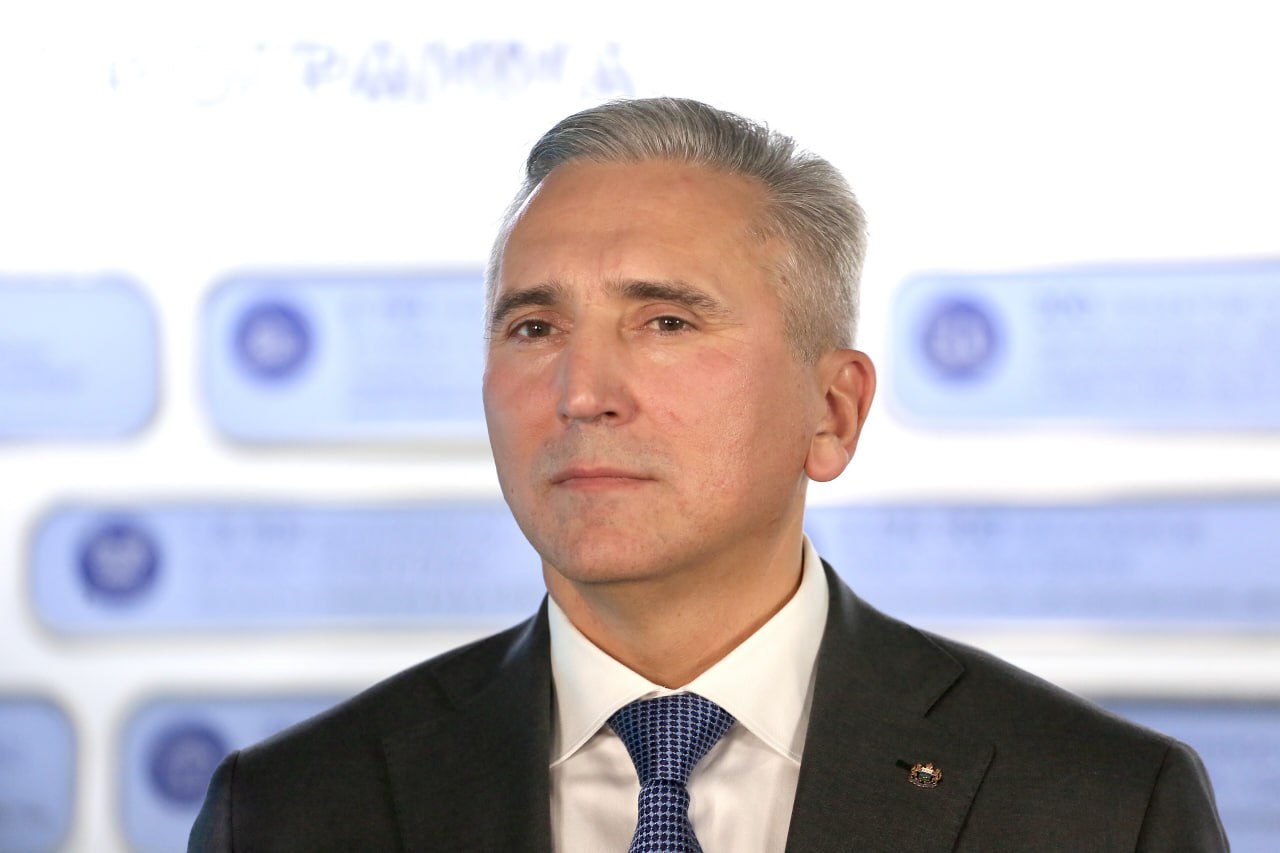 Губернатор Тюменской области Александр Моор анонсировал прямую линию в рамках которой ответит на вопросы жителей региона Трансляция пройдет 28 октября в 17 00 Вопросы можно оставлять на страницах губернатора во ВКонтакте и Одноклассниках а также по телефону 122 Подписаться Забустить