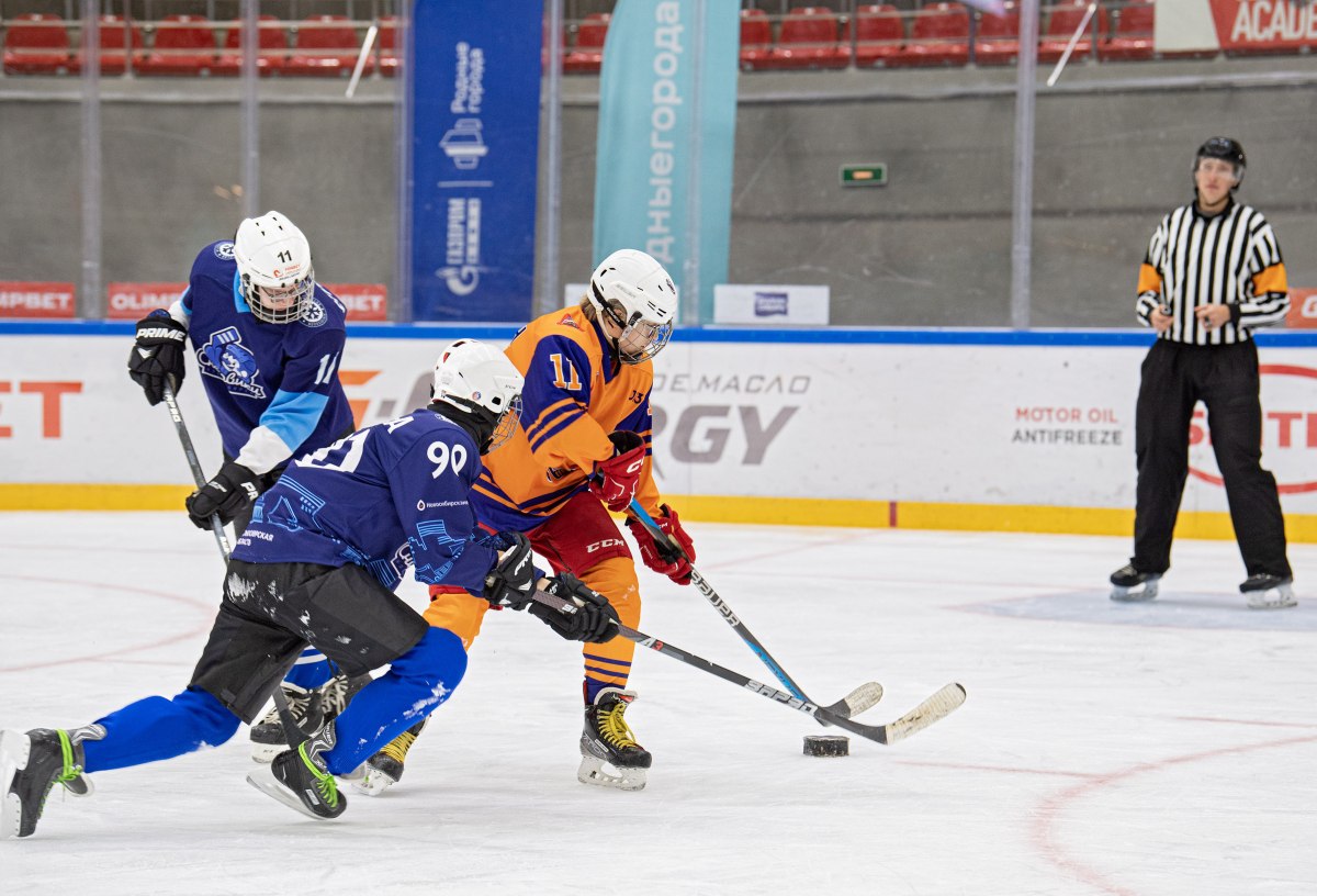 При поддержке ОНПЗ прошел межрегиональный турнир по хоккею для слабовидящих детей Турнир по адаптивному хоккею Кубок чистого сердца состоялся на льду омской академии Авангард В нём участвовали команды из четырех регионов Омска Сургута Москвы и Новосибирска Победу праздновали хоккеисты из Новосибирска Но омская команда вошла тоже вошла в число лучших омичи представят свой регион на общероссийских соревнованиях по адаптивным видам спорта в Москве Турнир прошел при поддержке региональной федерации хоккея и Омского НПЗ по программе социальных инвестиций Родные города компании Газпром нефть Для нас важны не только спортивные результаты Гораздо ценнее что хоккей учит детей упорству и умению побеждать Эти качества остаются с ними на всю жизнь далеко за пределами хоккейной коробки сказал гендиректор Омского НПЗ Олег Белявский