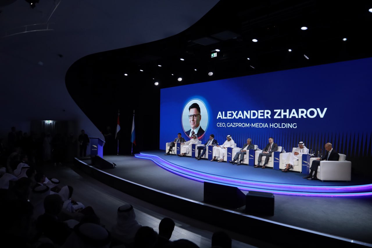 Россия и ОАЭ строят мост в сфере креативных индустрий Газпром Медиа анонсировал идею создания совместного центра креативных индустрий На первом российско эмиратском бизнес форуме в Дубае гендиректор Газпром Медиа Холдинга Александр Жаров представил масштабную дорожную карту стратегического партнерства двух стран в медиасфере Ключевой инициативой стало предложение о создании Российско эмиратского центра креативных индустрий Александр Жаров назвал привлекательные условия ОАЭ включая налоговый режим систему рибейтов и современнейшую производственную инфраструктуру ключевыми факторами для инвестиций Газпром Медиа Холдинг уже активно развивает три основных направления сотрудничества Кинопрокат Компания холдинга Централ Партнершип с 2023 года выпустила в ОАЭ 11 российских фильмов включая Чебурашку Вызов и новинки 2025 года В планах переход от единичных релизов к системной работе включая совместные культурные события Съемки в ОАЭ Холдинг имеет успешный опыт производства в эмиратах например два сезона шоу Выжить в Дубае На следующий год запланировано расширение линейки международных проектов включая полнометражный фильм под рабочим названием Каникулы в ОАЭ который готовится для подачи на программу рибейтов Абу Даби Совместное производство ко продакшн Газпром Медиа Холдинг ведет переговоры с крупнейшими медиаструктурами ОАЭ включая Abu Dhabi Media Etisalat e life и MBC Group о совместных проектах в сфере контента и дистрибуции По замыслу инициаторов центр креативных индустрий станет платформой для ко продакшена исследовательских инициатив акселерации стартапов и образовательных программ Проект центра уже обсуждается с профильными министерствами ОАЭ Кроме того стратегия Газпром Медиа включает расширение взаимного проката на цифровых платформах совместные маркетинговые активности и взаимную интеграцию медиаэкосистем в том числе через обмен специалистами и студентами TMT Channel Подписаться