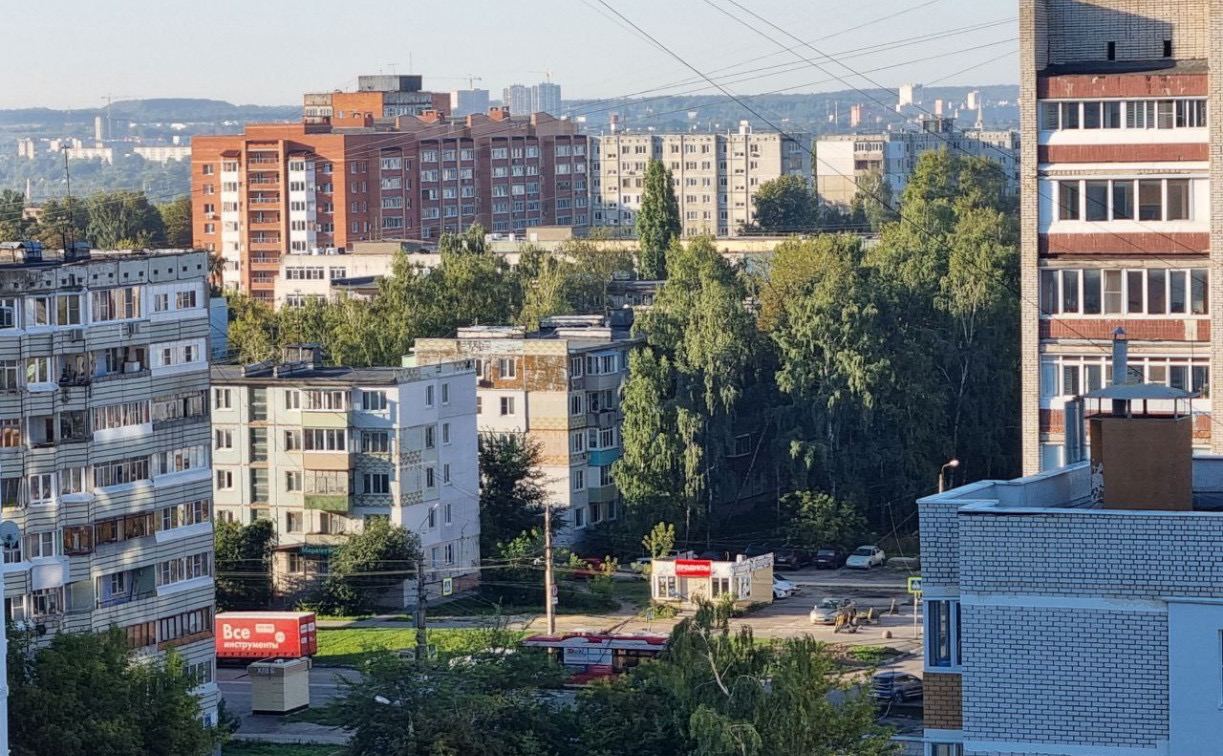 Цены на вторичку в Туле в сентябре взяли курс на снижение  Медианная стоимость квадратного метра на вторичном рынке Тулы в сентябре снизилась на 0,1% и составила 101 000 рублей. За последний месяц количество доступных предложений на вторичном рынке в городе сократилось на 0,5%. Средняя полная стоимость квартиры составила 5 млн рублей, а средняя площадь готовой квартиры, выставленной на продажу, — 50,2 кв. м.   А в городах-миллионниках по итогам сентября квадратный метр вторички прибавил к цене 0,4%, средняя стоимость осталась на уровне 133 000 руб.