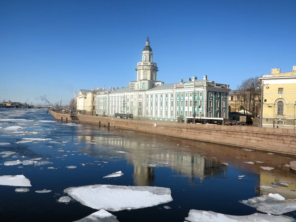 Юг атакуют морозы, Петербург «выходит на ноль»: весна готовится к захвату русских столиц  Петербург медленно оттаивает, а синоптики обещают приближение к нулю на термометрах к выходным. Зима же завершится с плюсовой температурой, но март, возможно, готовит для горожан сюрпризы.  Сегодня в городе особых изменений в погоде нет, как рассказал «Точке» главный синоптик Петербурга Александр Колесов. А на выходных ожидается потепление.  Температура -2…-4, днем около нуля, без осадков. Слабый южный ветер 3-8 метров в секунду. Однотипная погода, солнышко, надеюсь, будет показываться  – заявил спикер.  Тем временем юг России решил устроить ледяной марафон – там отмечают 20-градусные морозы. В Москве же на следующей неделе ожидают +2, а в марте настоящую весну «по всем атмосферным фронтам».  Подробности в нашем материале   ТОЧКА