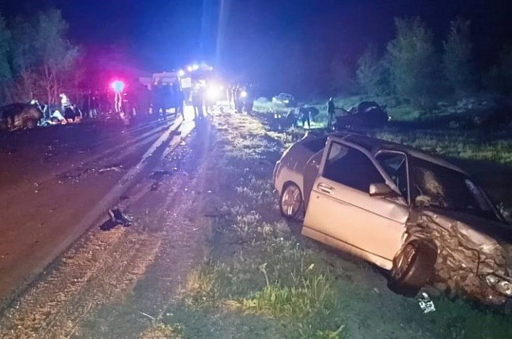 Пять человек погибли и двое ранены в ДТП в Волгоградской области В Жирновском районе 22 мая поздно вечером на 6-м километре автодороги «Жирновск - Рудня - Вязовка - Михайловка - Кумылженская - Вешенская» столкнулись три авто. – По предварительным данным водитель автомашины «Лада Калина» выехал на полосу встречного движения, где столкнулся с двумя встречными автомашинами, – сообщили в пресс-службе ГУ МВД России по Волгоградской области. – В результате ДТП от полученных травм скончались пять человек, двое получили травмы.