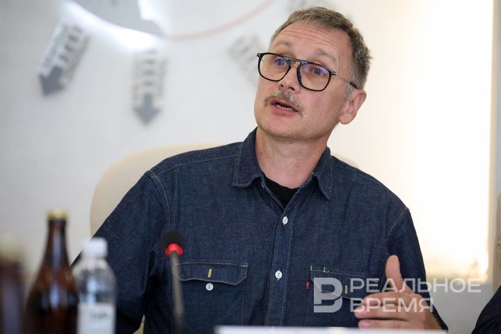 «Этот бой оставит хороший след»: Билярск замахнулся на 1 млн туристов  «Историко-археологический комплекс Билярска не так хорошо знают, а раскрытие его потенциала даст заметный приток. Если закольцевать Билярск в маршруты на Болгар и Свияжск, то он сможет принимать до 1 млн туристов в год», — защищал необычный проект екатеринбургский предприниматель Дмитрий Митрошкин во время «Муниципального часа» с Алексеевским районом.   Он предлагает построить на территории особо охраняемой зоны Билярска гостинично-развлекательный комплекс за 0,5 млрд рублей, но из-за федеральных градостроительных запретов готов ограничиться созданием локальной рекреации «Кочевье» с тюркскими юртами за 100 млн рублей.   «Инвестор должен быть защищен на 10—15 лет, чтобы вдруг его «не попросили» отсюда. Вот эту форму гарантий не можем найти», — попросил поддержки глава Алексеевского района Сергей Демидов.   Талия Минуллина пообещала созвать совещание c Минкультом РТ и Комитетом по охране объектов культурного наследия для решения вопросов по развитию Билярска. Подробнее — в материале «Реального времени».    Подпишитесь на «Реальное время»